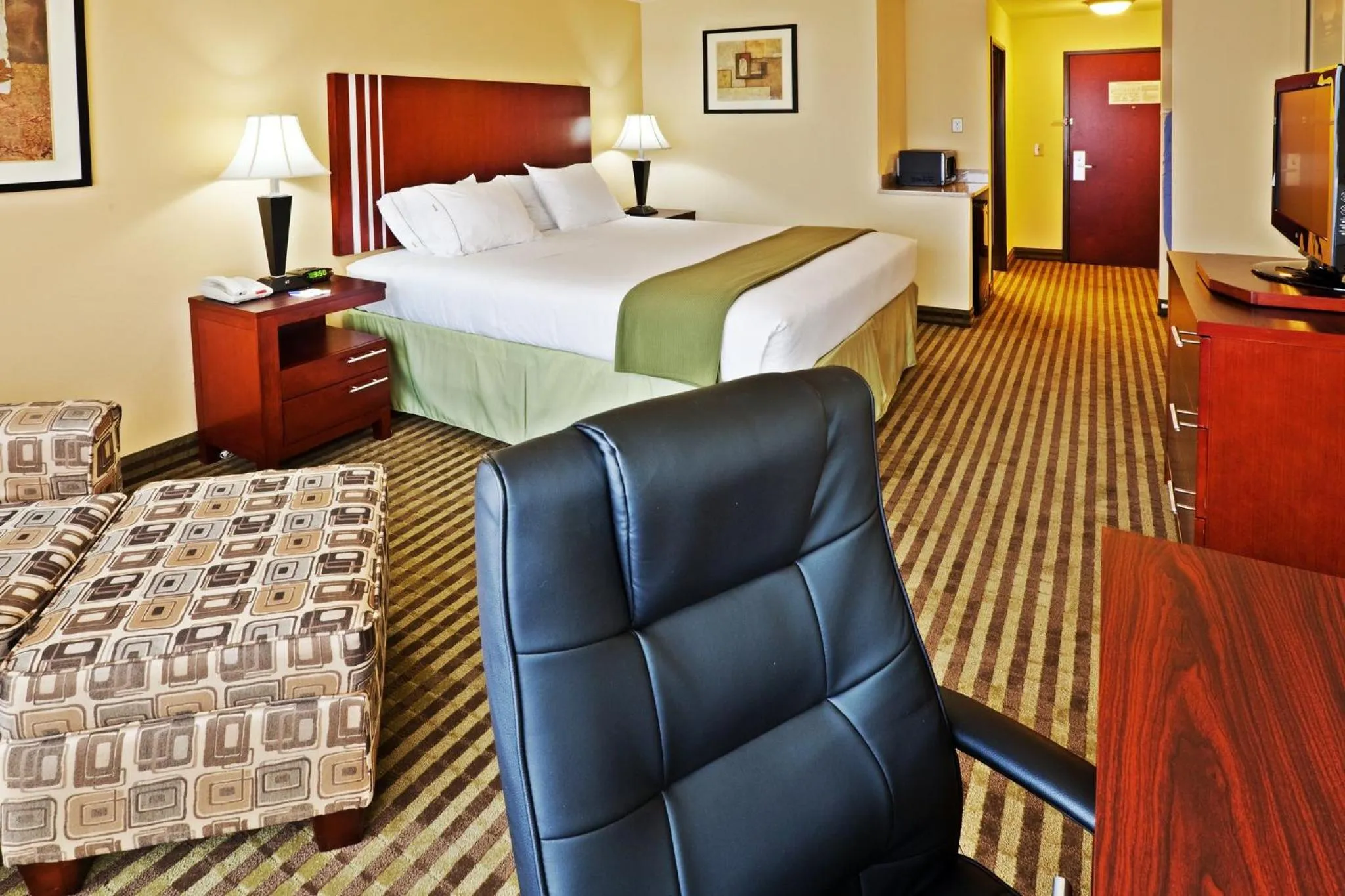 Photo of the whole room, Bed in Holiday Inn Express & Suites Perry by IHG