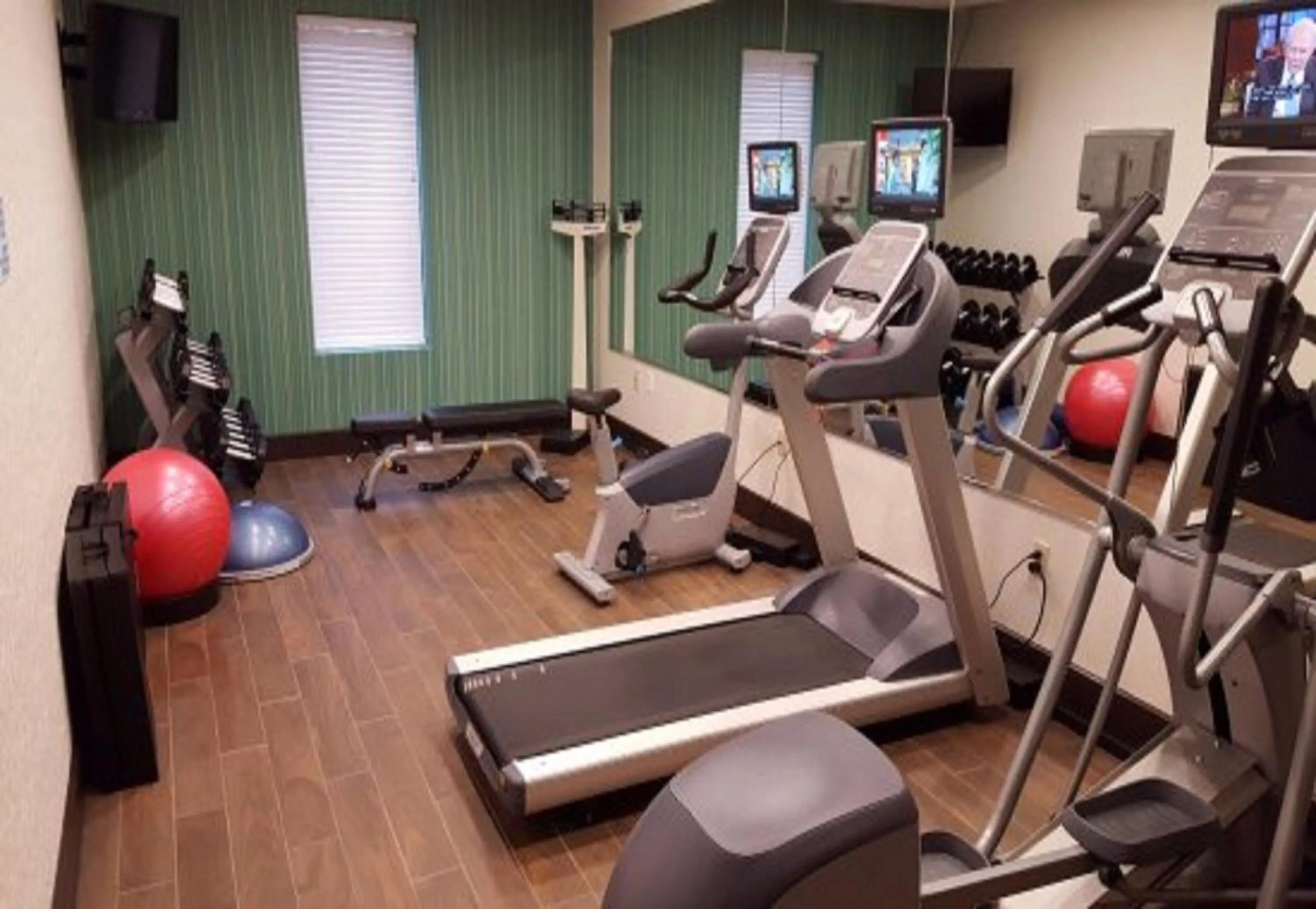 Fitness centre/facilities in Holiday Inn Express & Suites Quincy I-10 by IHG