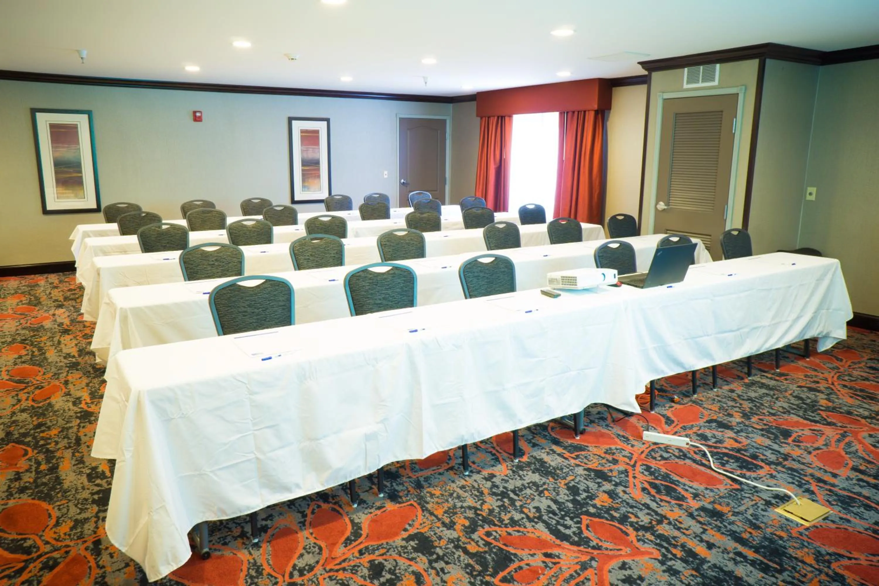 Meeting/conference room in Holiday Inn Express & Suites Rapid City by IHG