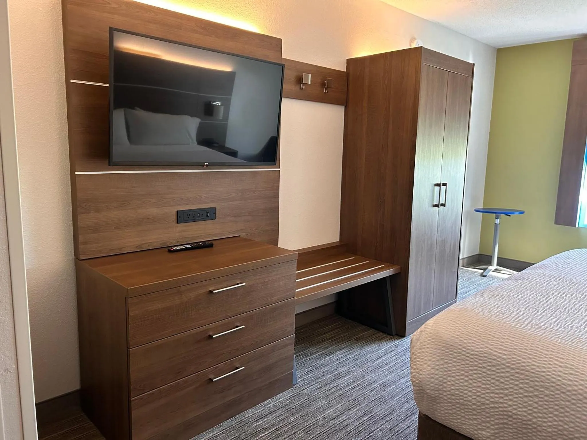 Photo of the whole room, Bed in Holiday Inn Express & Suites Reidsville by IHG
