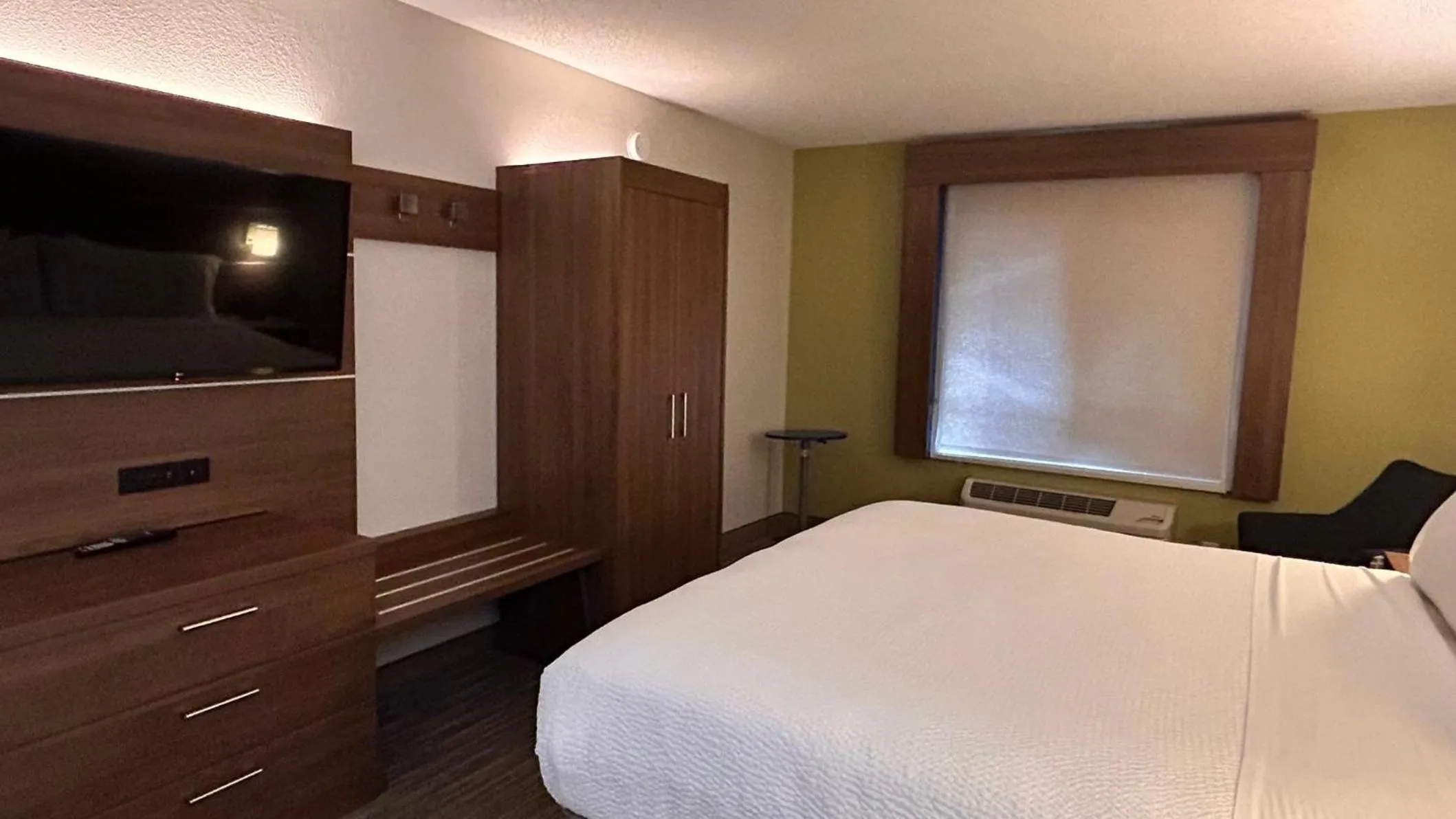 Photo of the whole room, Bed in Holiday Inn Express & Suites Reidsville by IHG