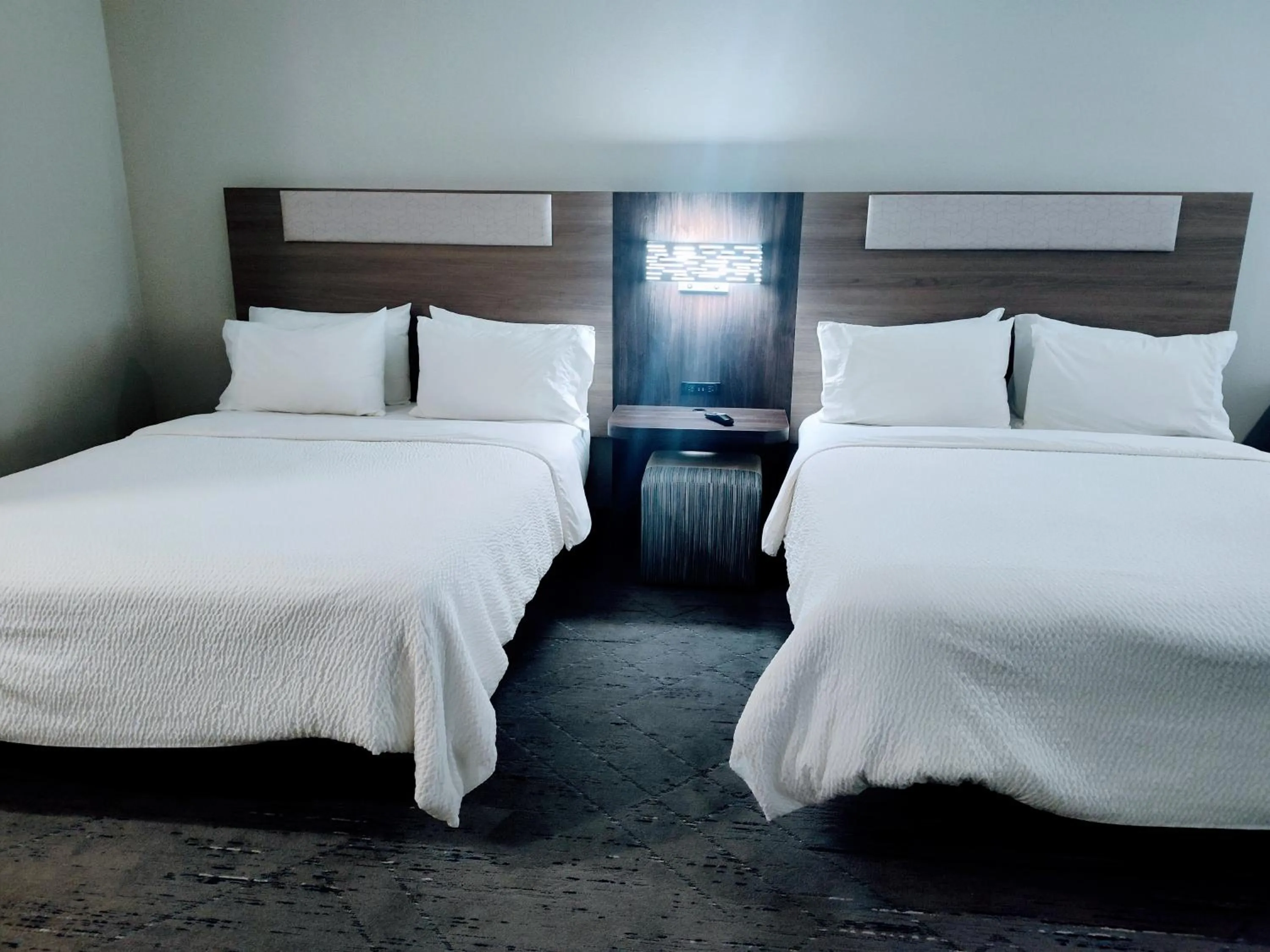 Bed in Holiday Inn Express Kenedy by IHG