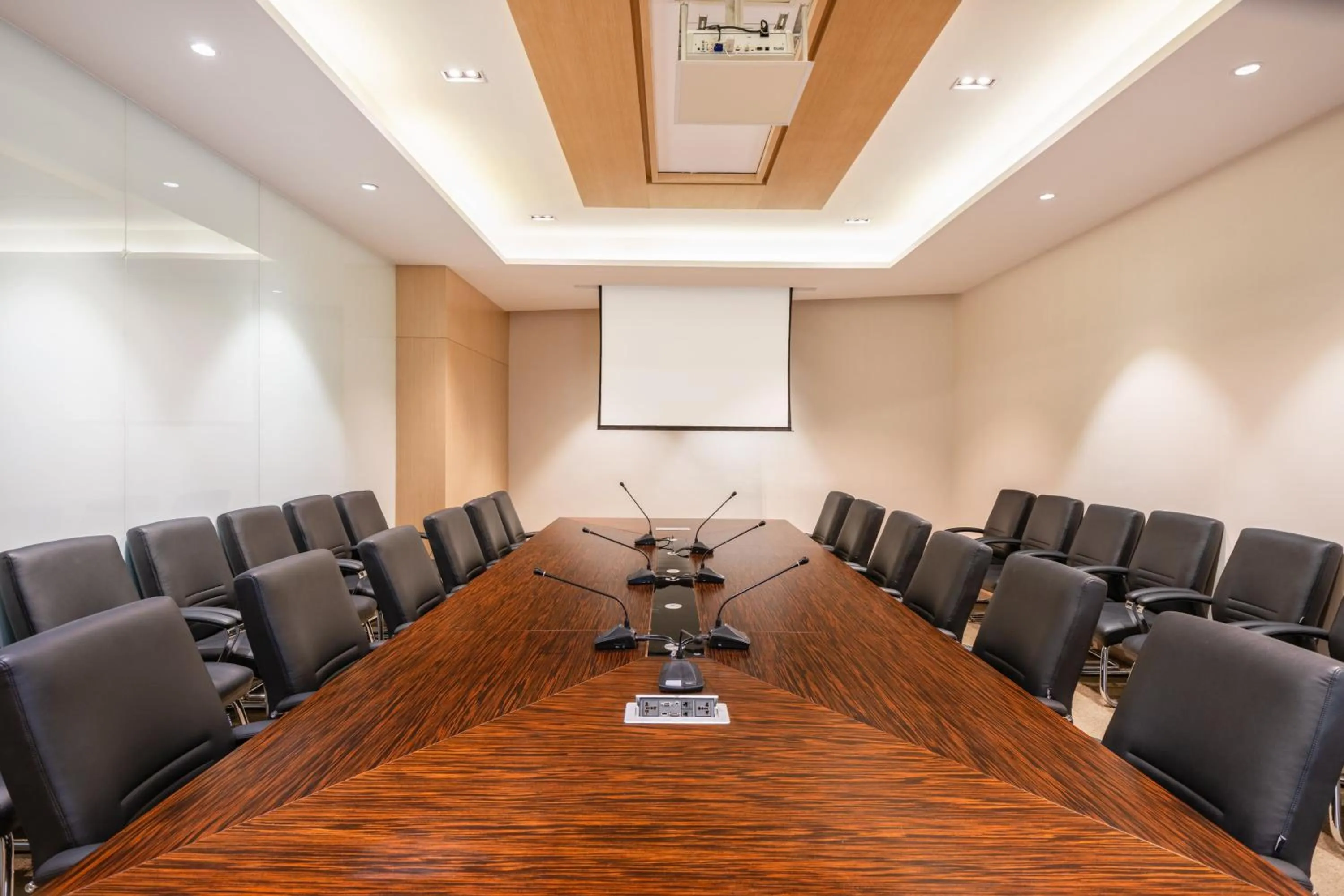 Meeting/conference room in Holiday Inn Express Shanghai Zhenping by IHG