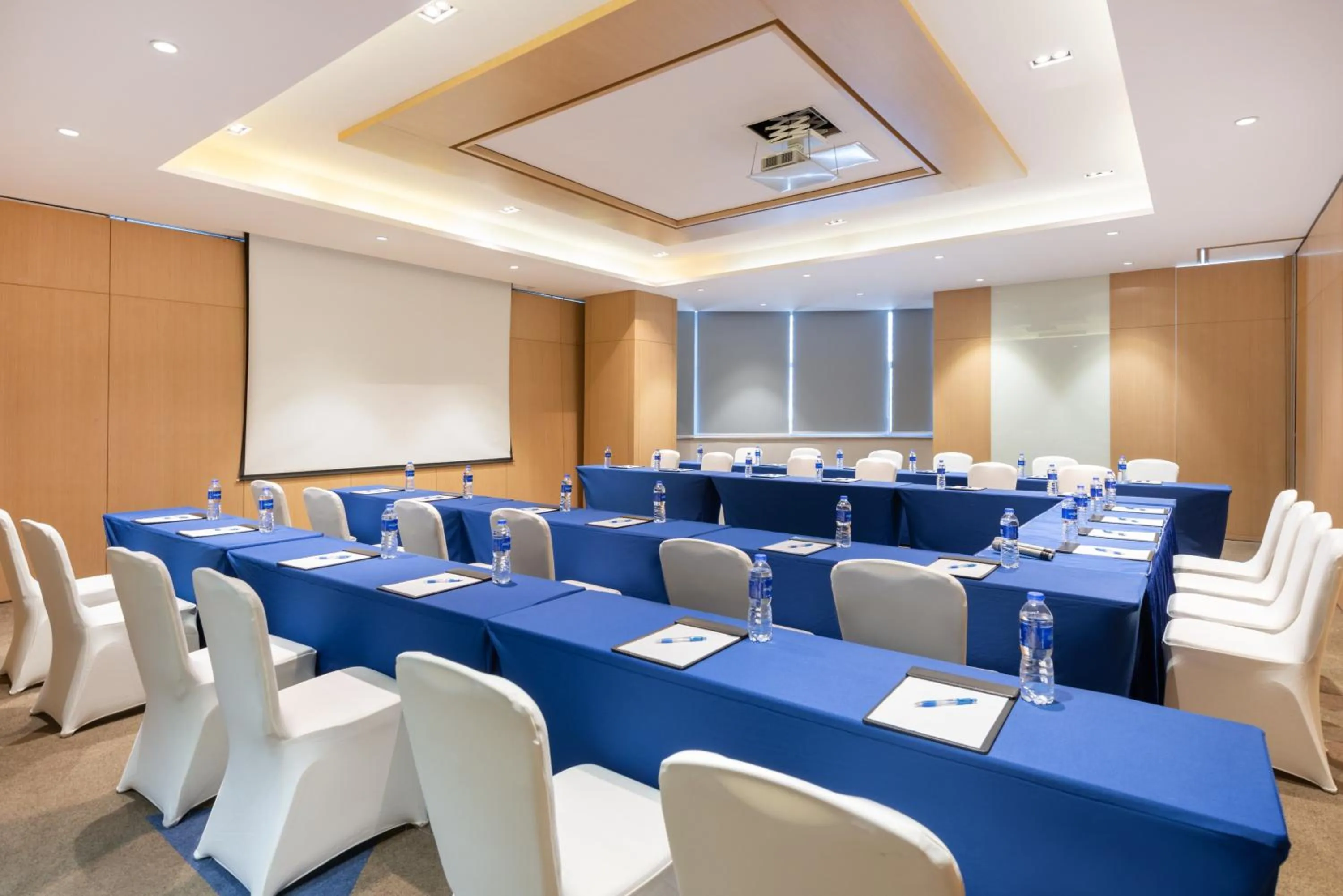 Meeting/conference room in Holiday Inn Express Shanghai Zhenping by IHG