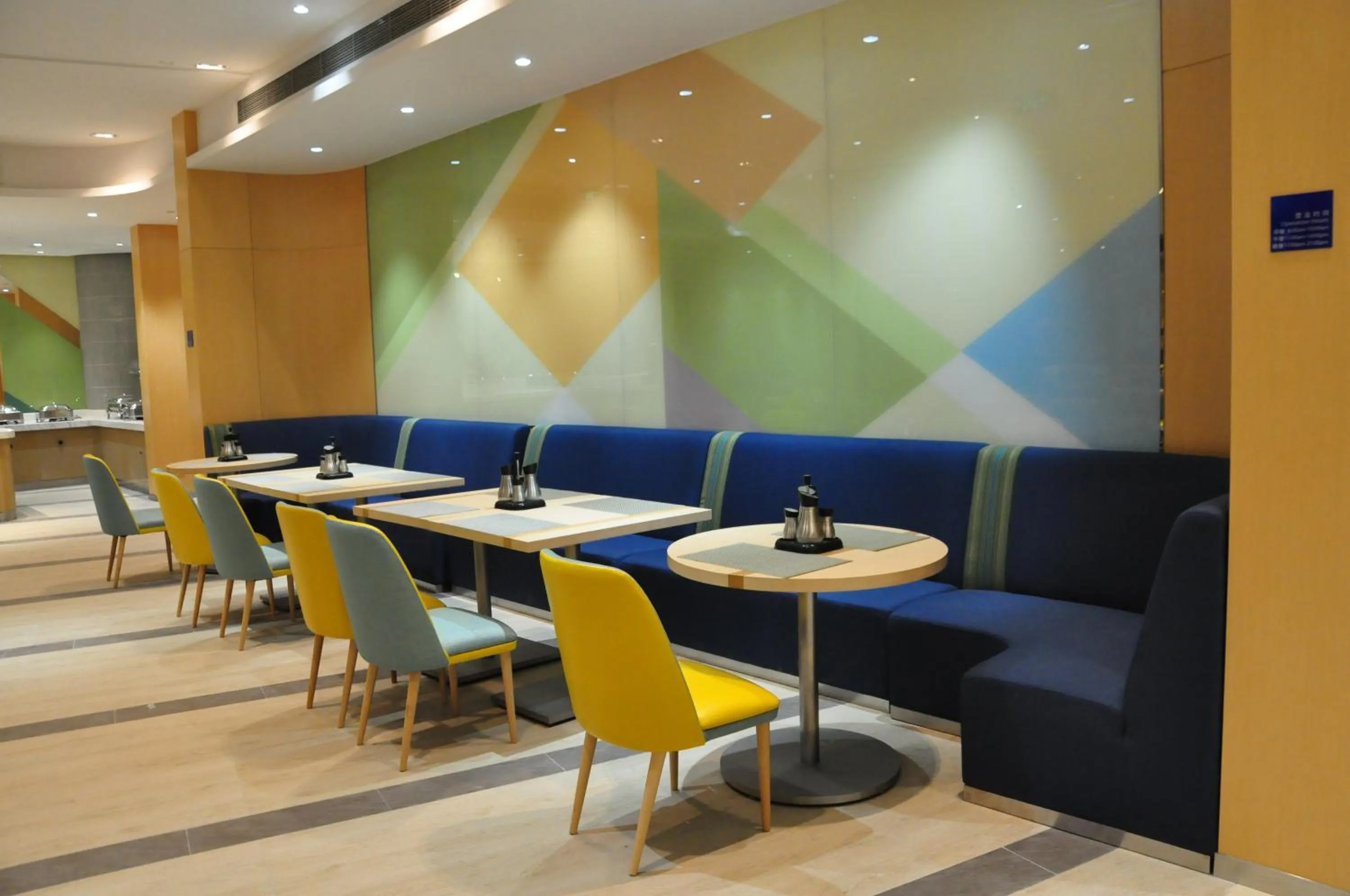 Restaurant/places to eat in Holiday Inn Express Shanghai Zhenping by IHG