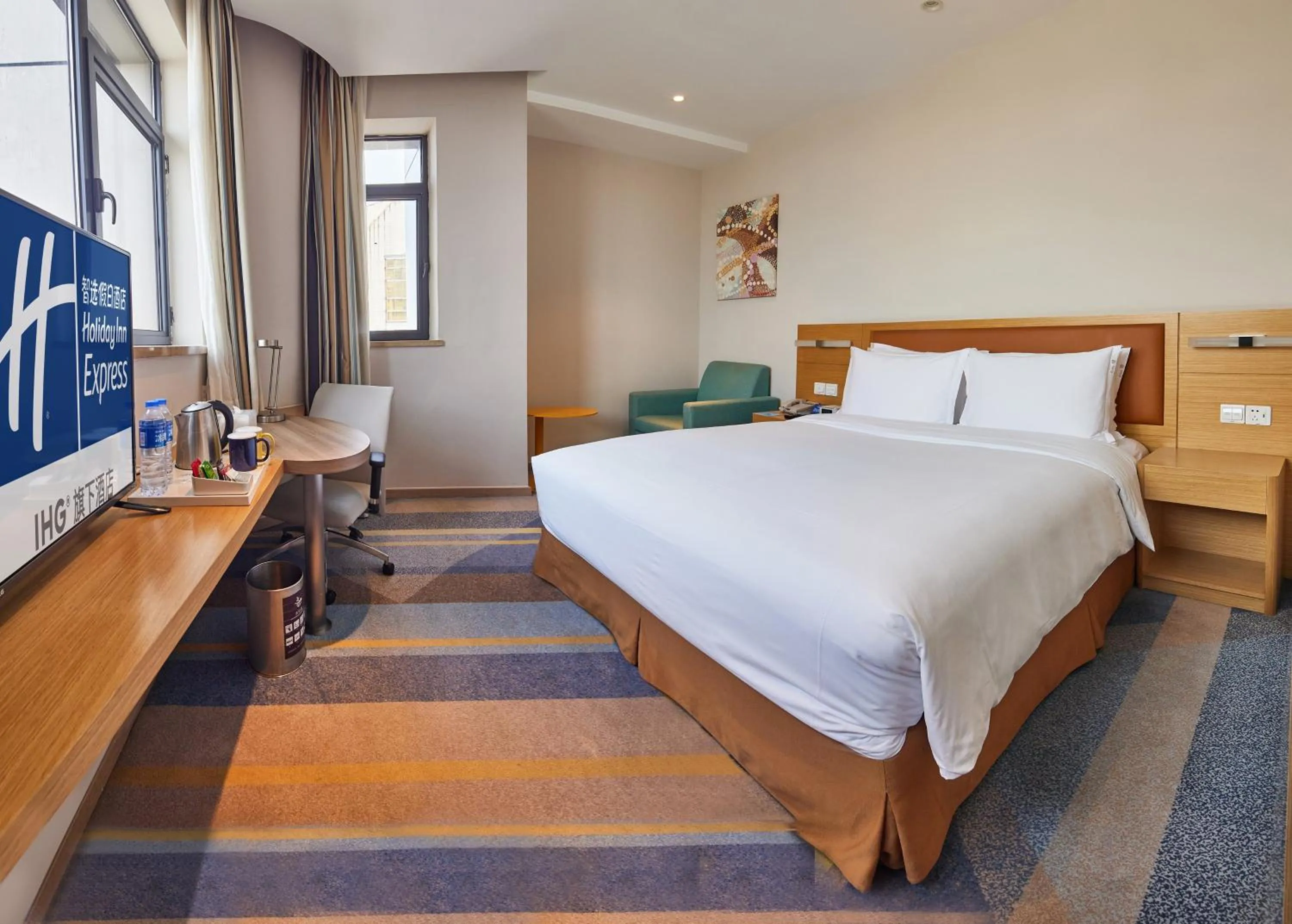 Photo of the whole room, Bed in Holiday Inn Express Shanghai Zhenping by IHG