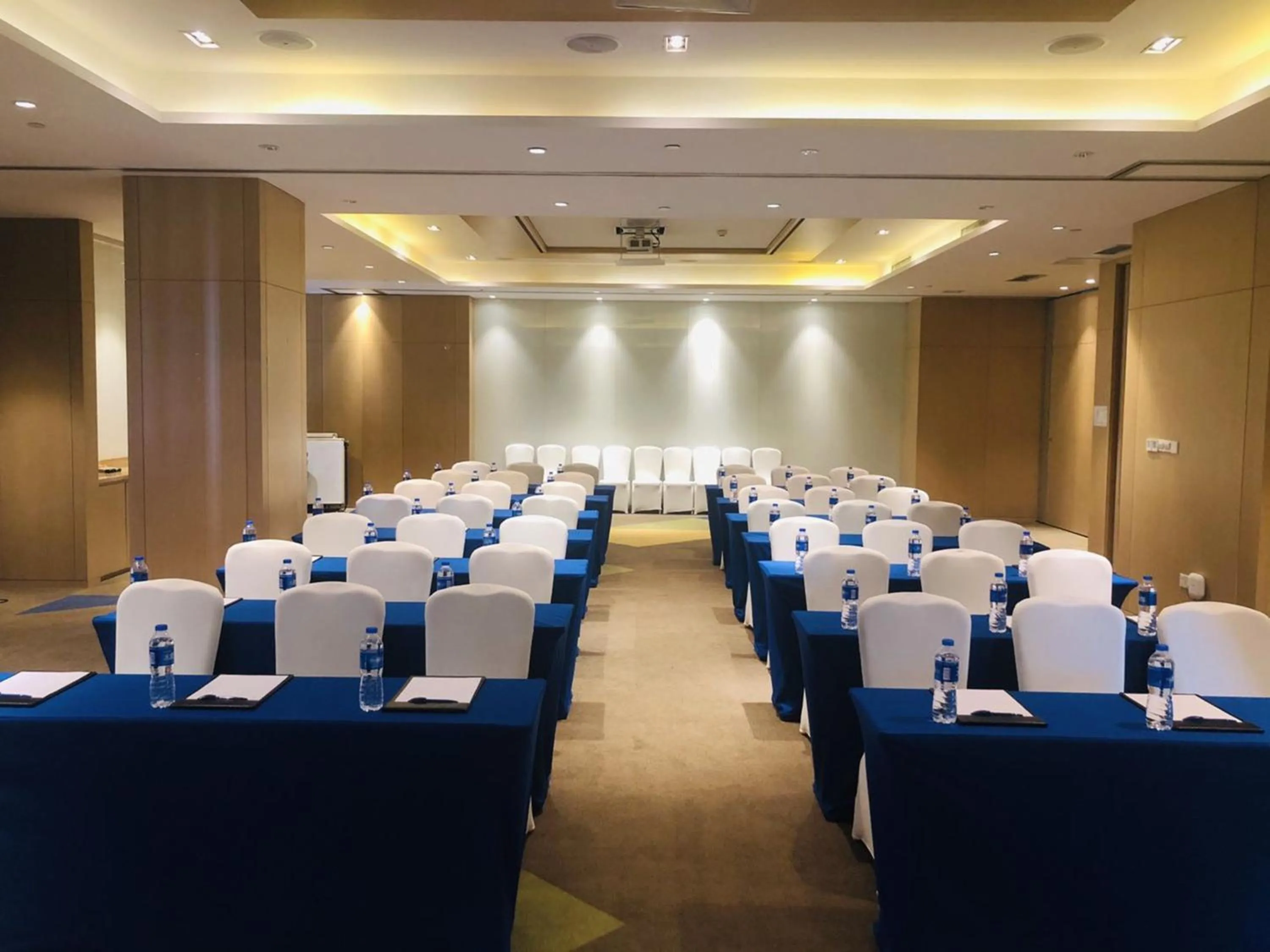 Meeting/conference room in Holiday Inn Express Shanghai Zhenping by IHG