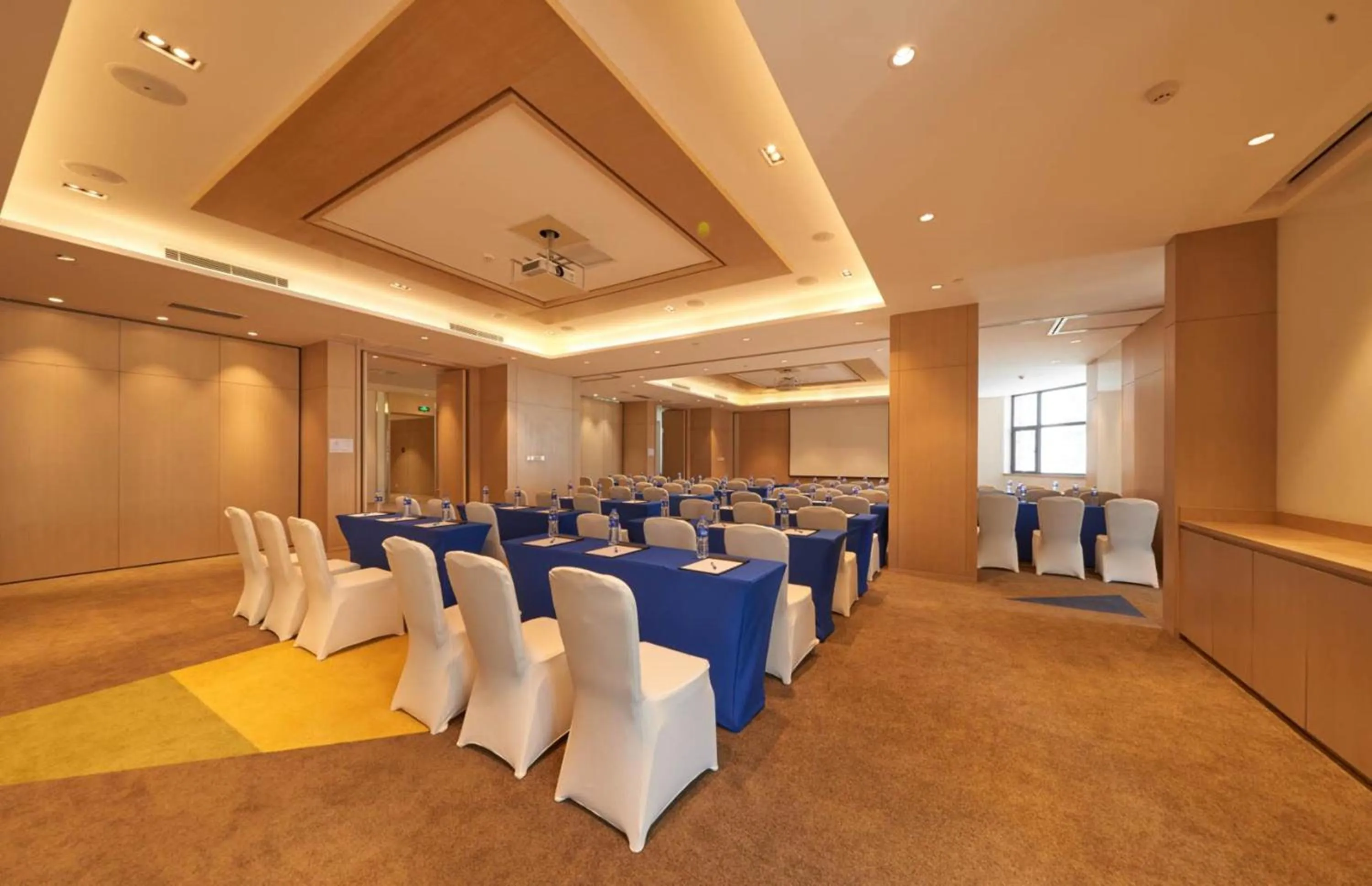 Meeting/conference room in Holiday Inn Express Shanghai Zhenping by IHG