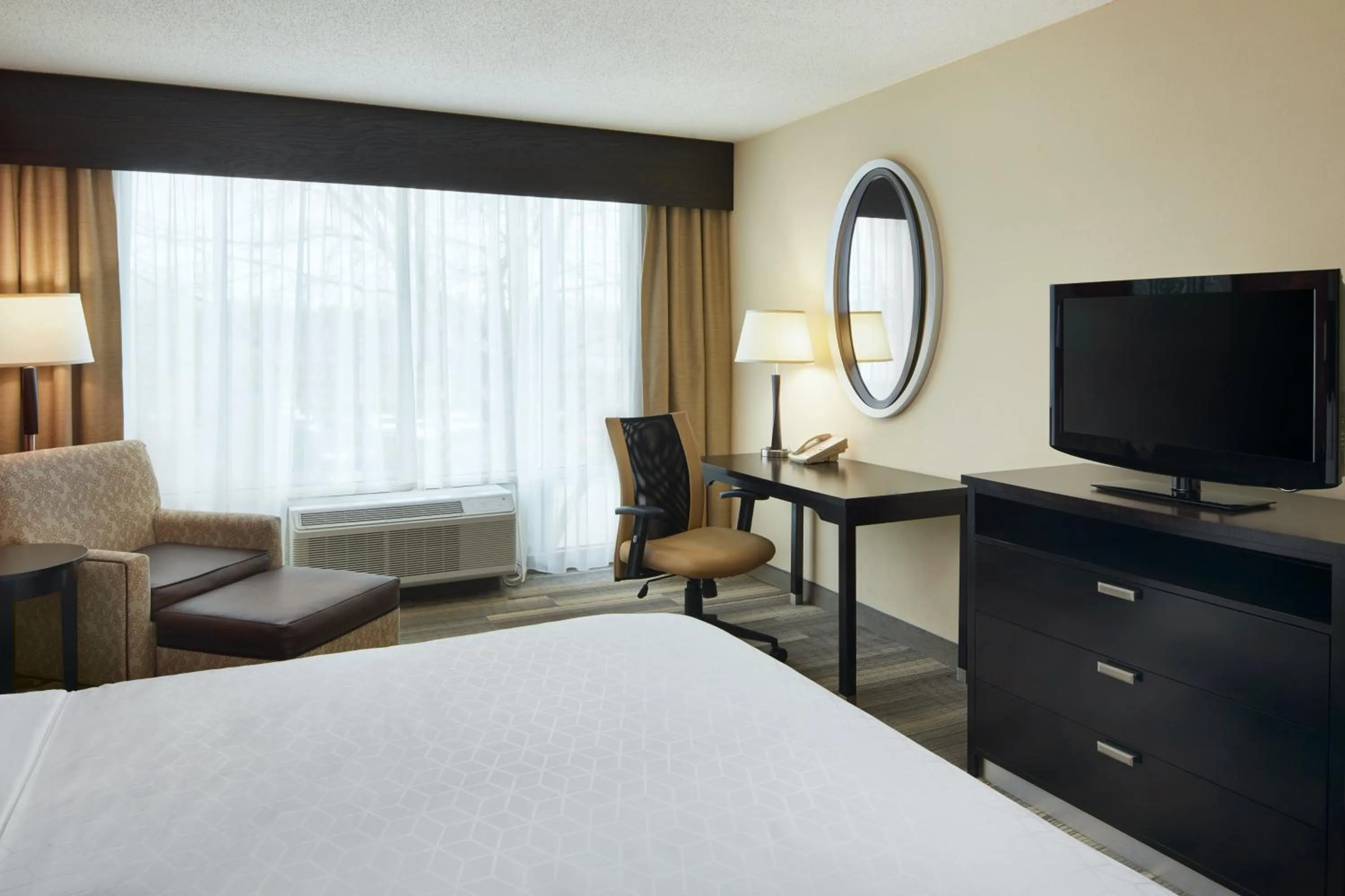Photo of the whole room, Bed in Holiday Inn Express & Suites I-26 & Us 29 At Westgate Mall by IHG