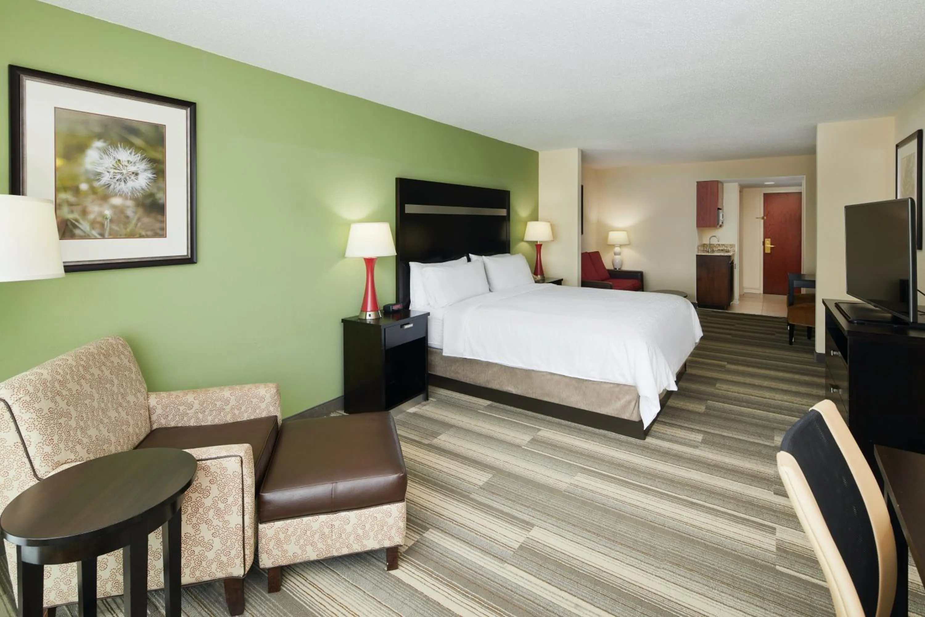 Photo of the whole room, Bed in Holiday Inn Express & Suites I-26 & Us 29 At Westgate Mall by IHG