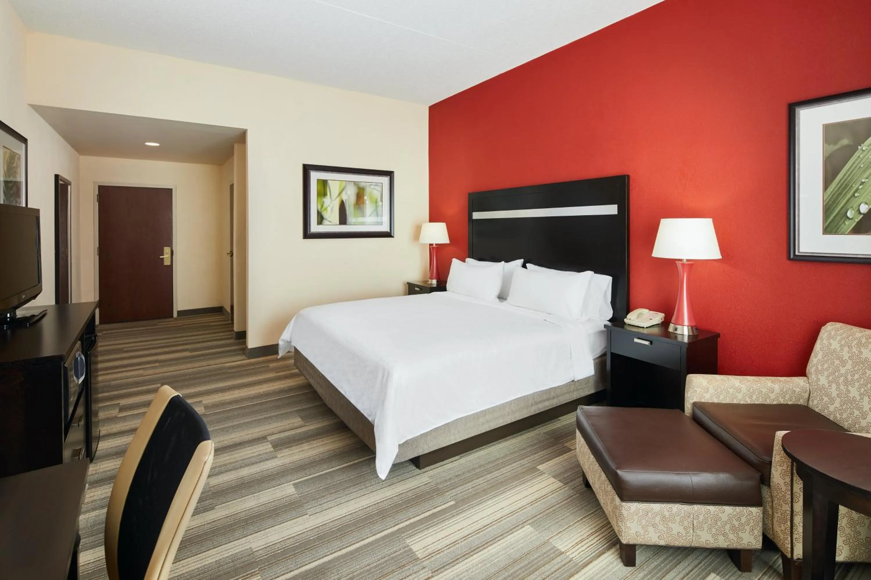 Photo of the whole room, Bed in Holiday Inn Express & Suites I-26 & Us 29 At Westgate Mall by IHG