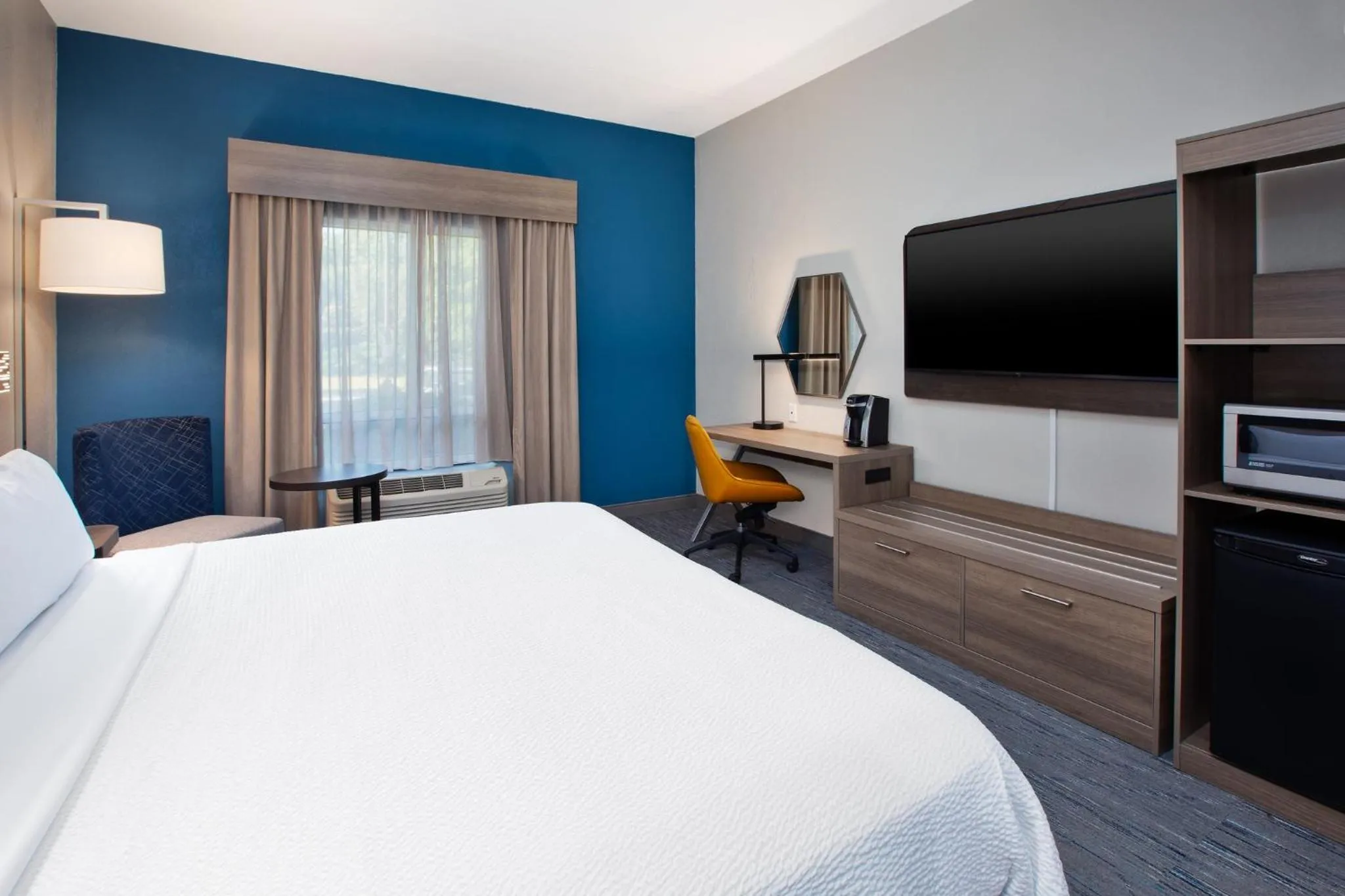 Photo of the whole room, Bed in Holiday Inn Express & Suites I-26 & Us 29 At Westgate Mall by IHG