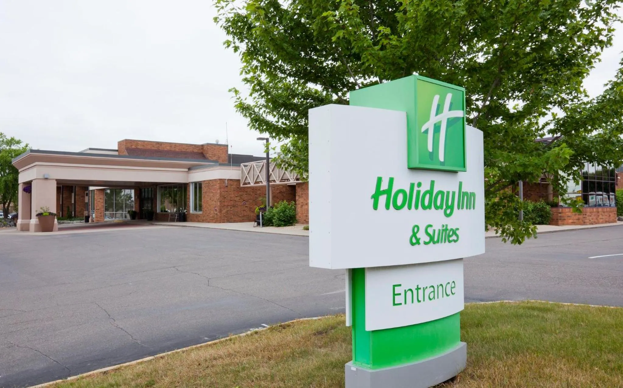 Property building in Holiday Inn & Suites St. Cloud by IHG