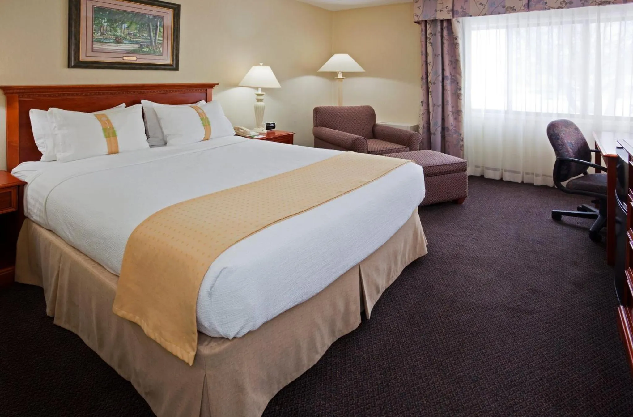 Photo of the whole room, Bed in Holiday Inn & Suites St. Cloud by IHG