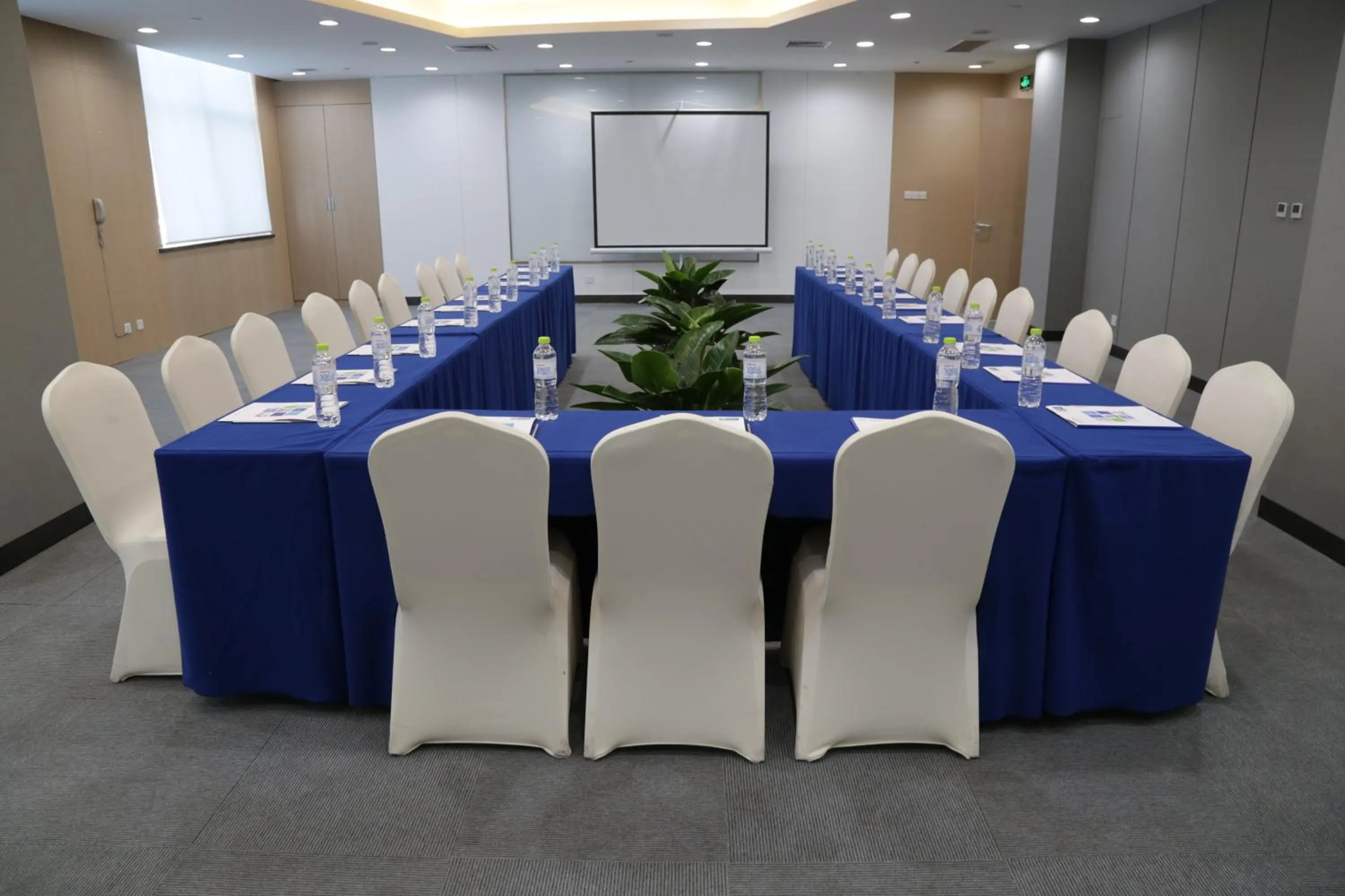Meeting/conference room in Holiday Inn Express Jinan High-Tech Zone by IHG