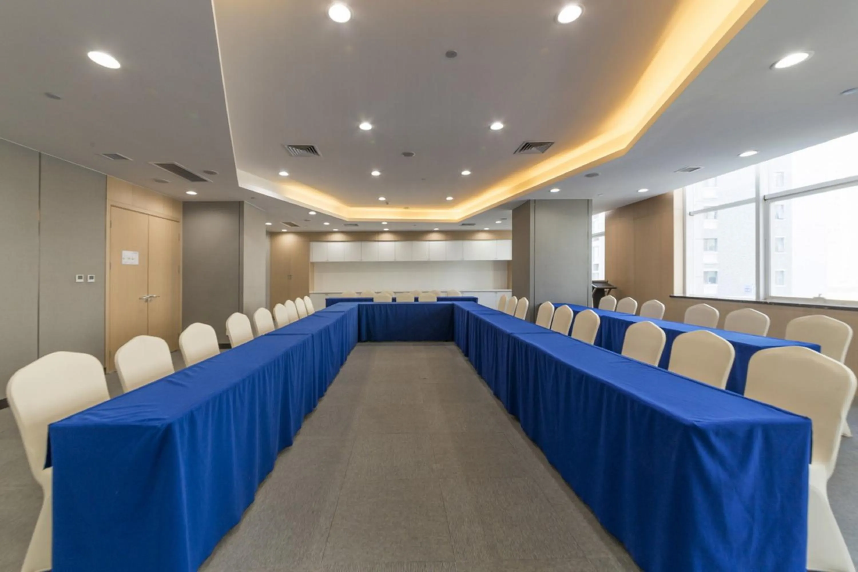Meeting/conference room in Holiday Inn Express Jinan High-Tech Zone by IHG