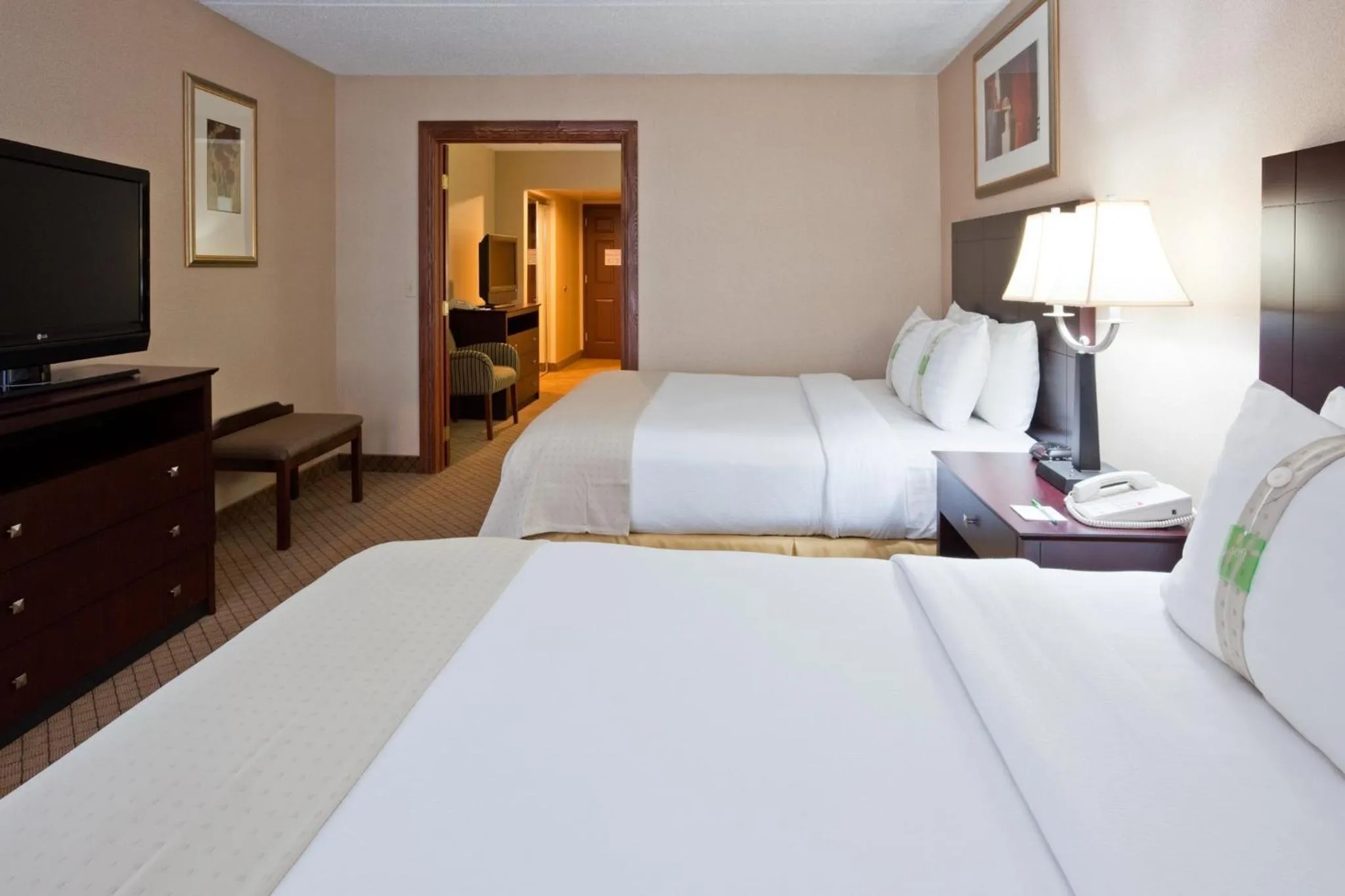 Photo of the whole room, Bed in Holiday Inn & Suites Wausau-Rothschild by IHG