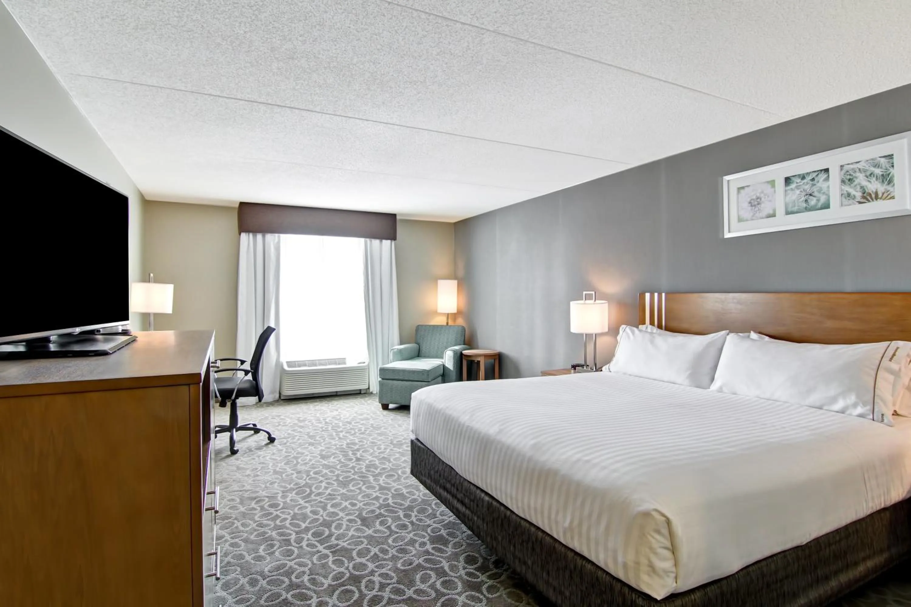 Photo of the whole room, Bed in Holiday Inn Express & Suites Oshawa Downtown - Toronto Area by IHG