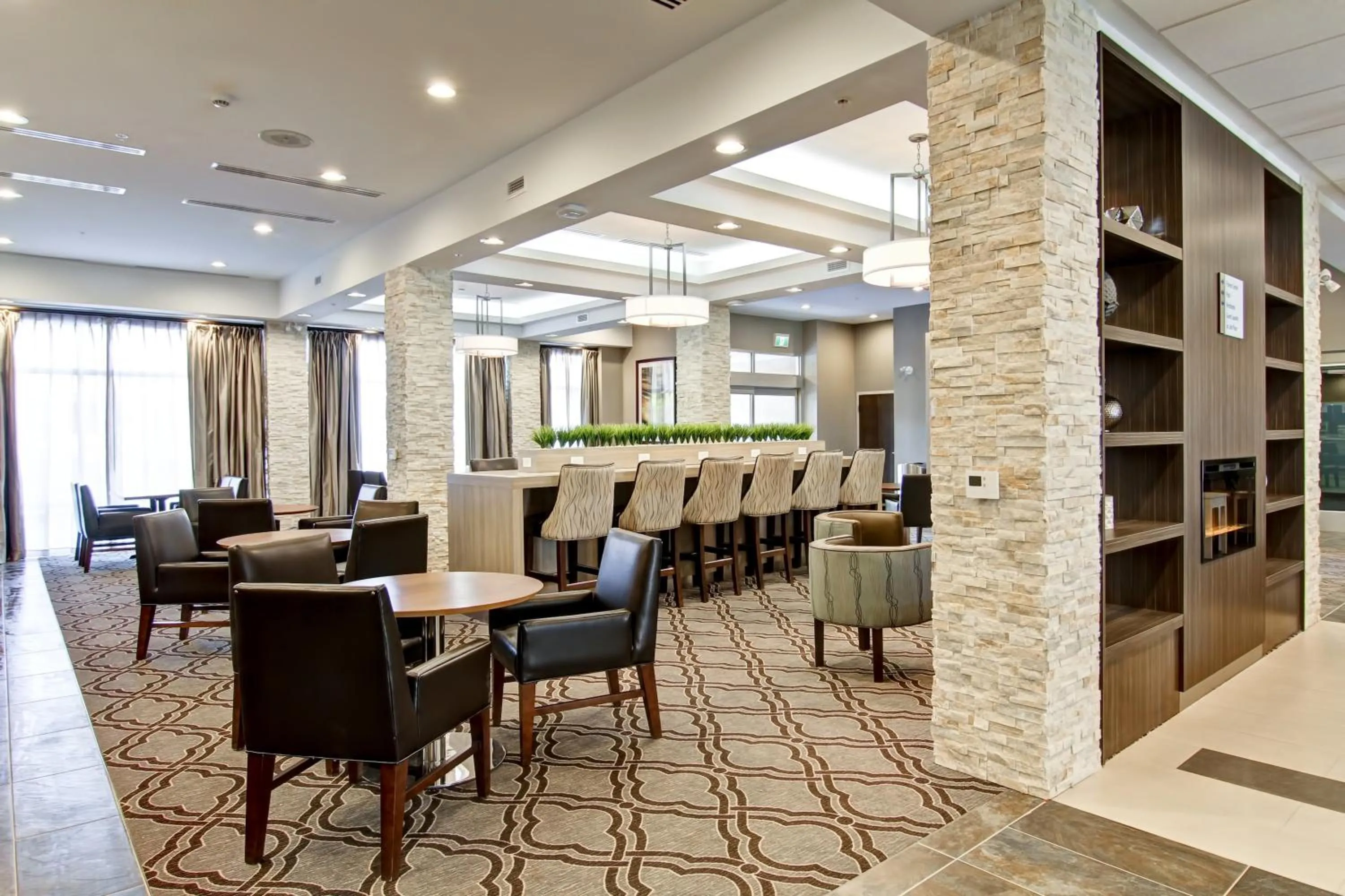 Restaurant/places to eat in Holiday Inn Express & Suites Oshawa Downtown - Toronto Area by IHG