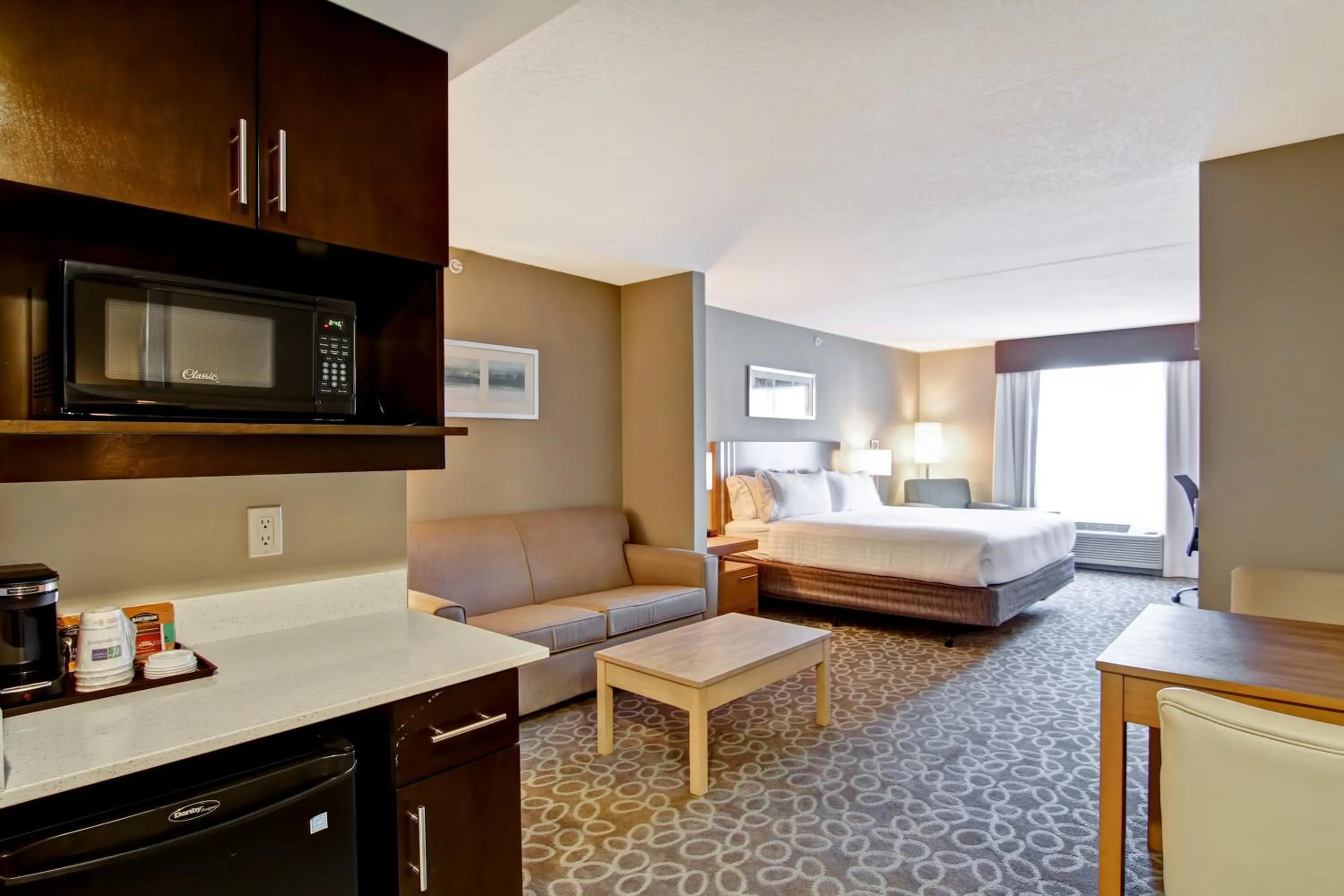 Photo of the whole room, Bed in Holiday Inn Express & Suites Oshawa Downtown - Toronto Area by IHG
