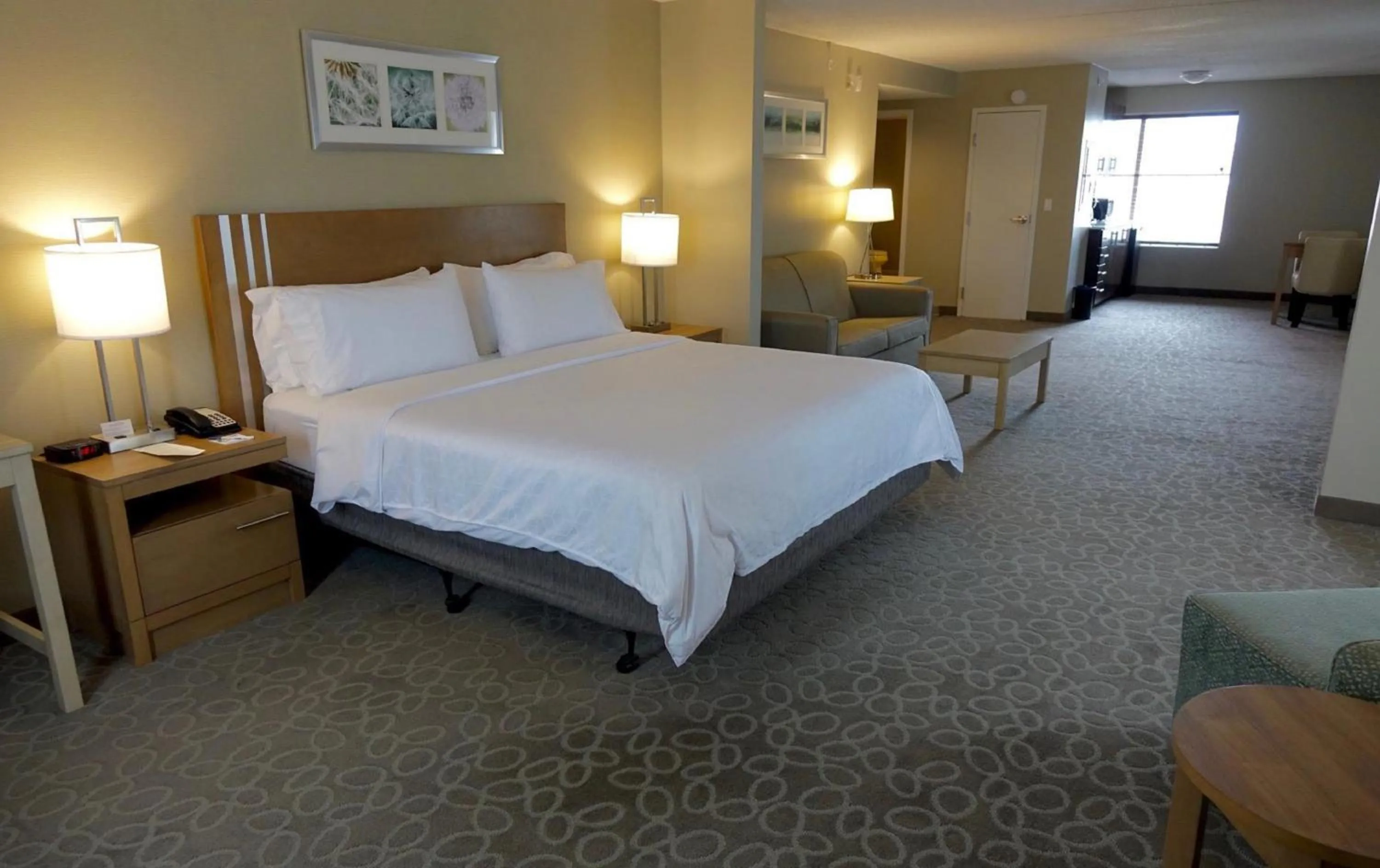 Photo of the whole room, Bed in Holiday Inn Express & Suites Oshawa Downtown - Toronto Area by IHG