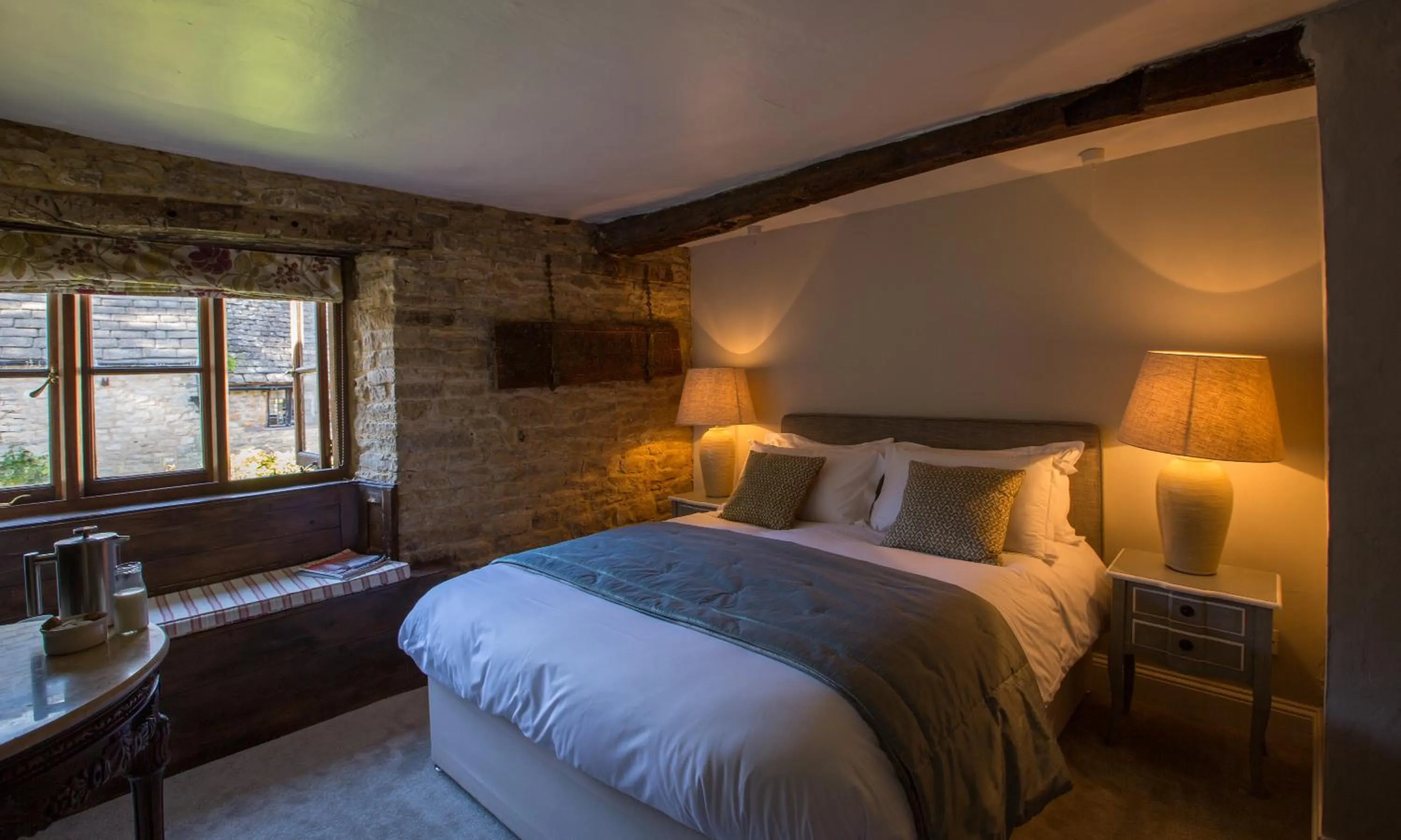 Photo of the whole room, Bed in The Angel at Burford