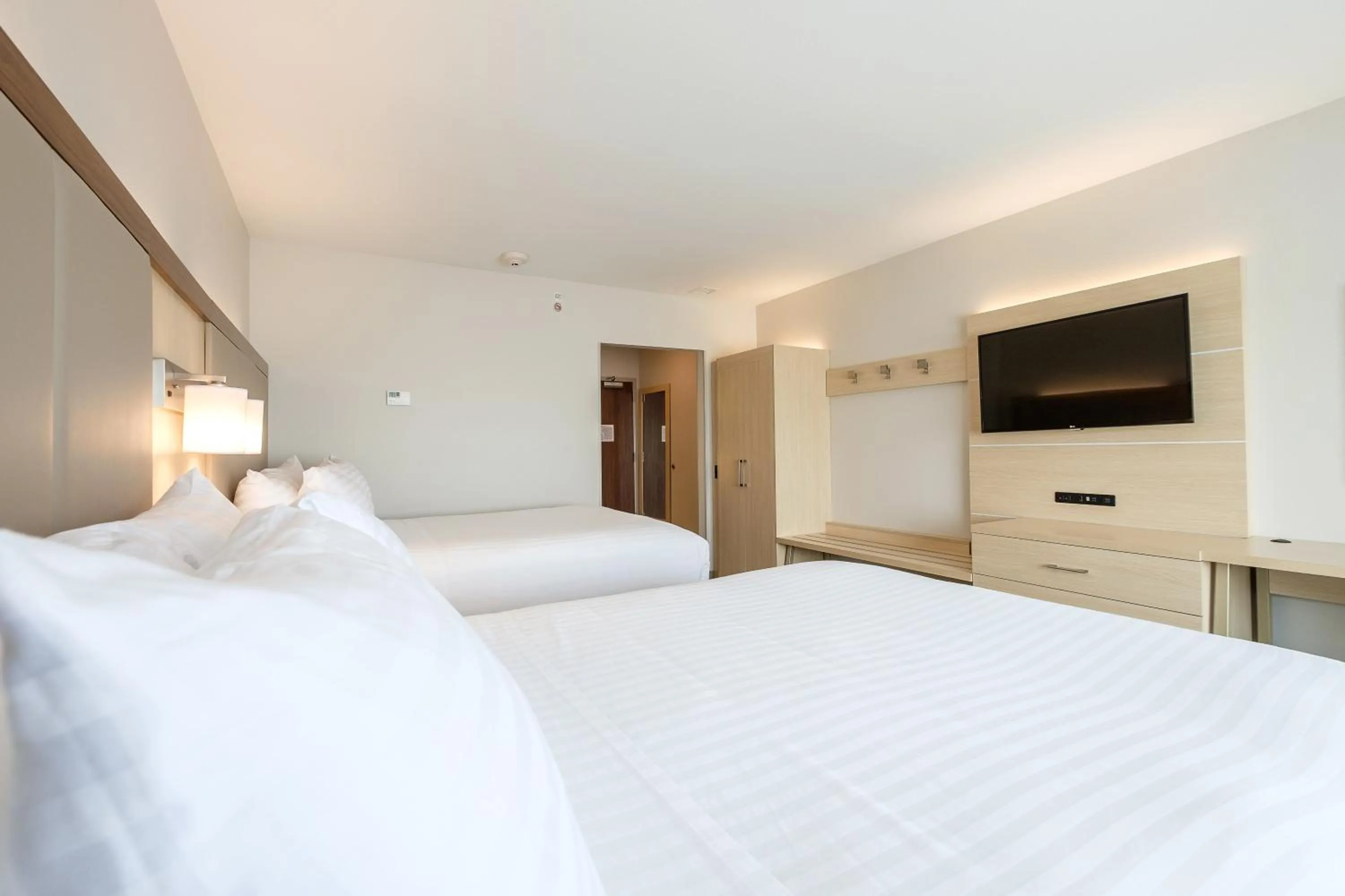 Photo of the whole room, Bed in Holiday Inn Express & Suites Eagan - Minneapolis Area by IHG