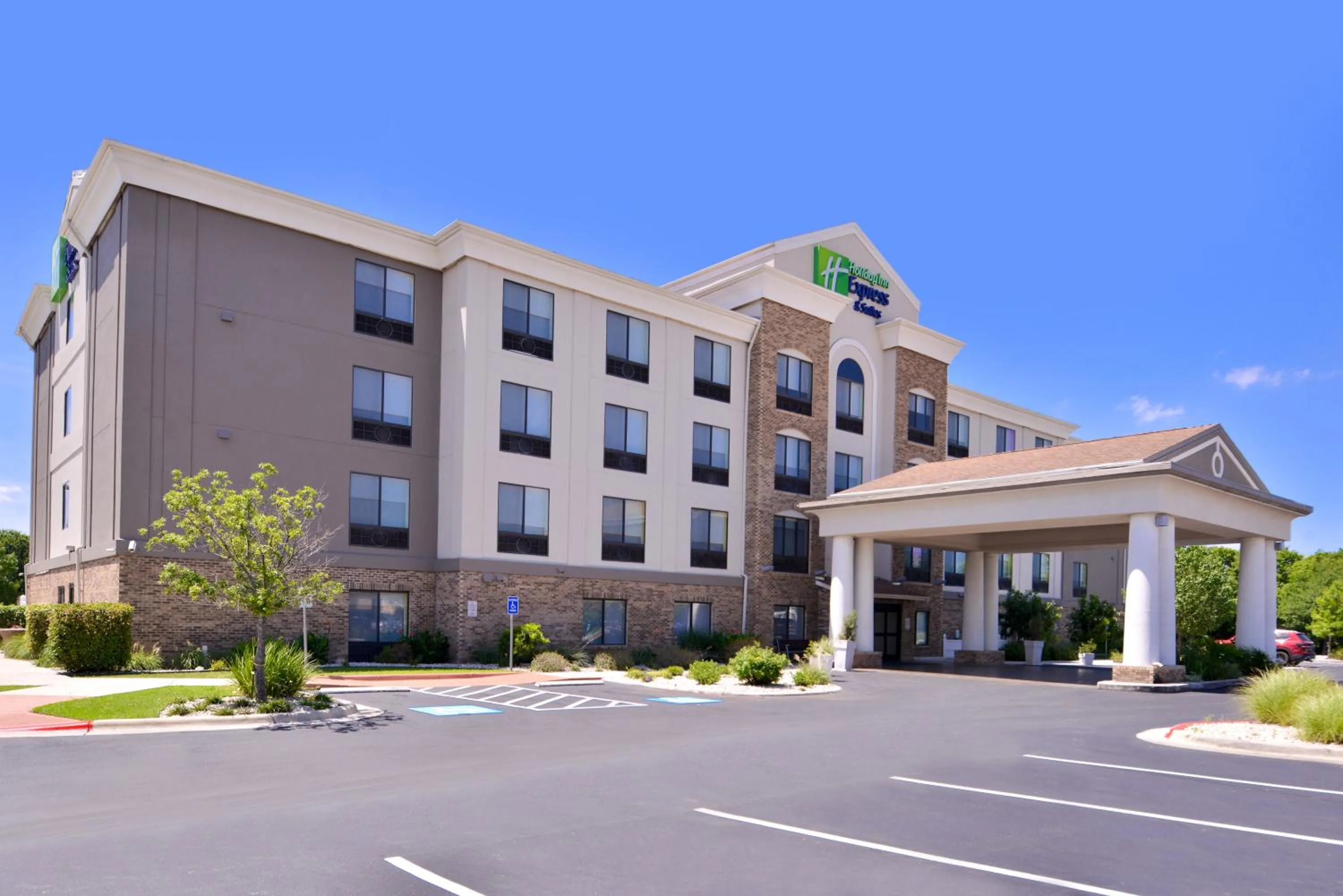 Property building in Holiday Inn Express & Suites Selma by IHG