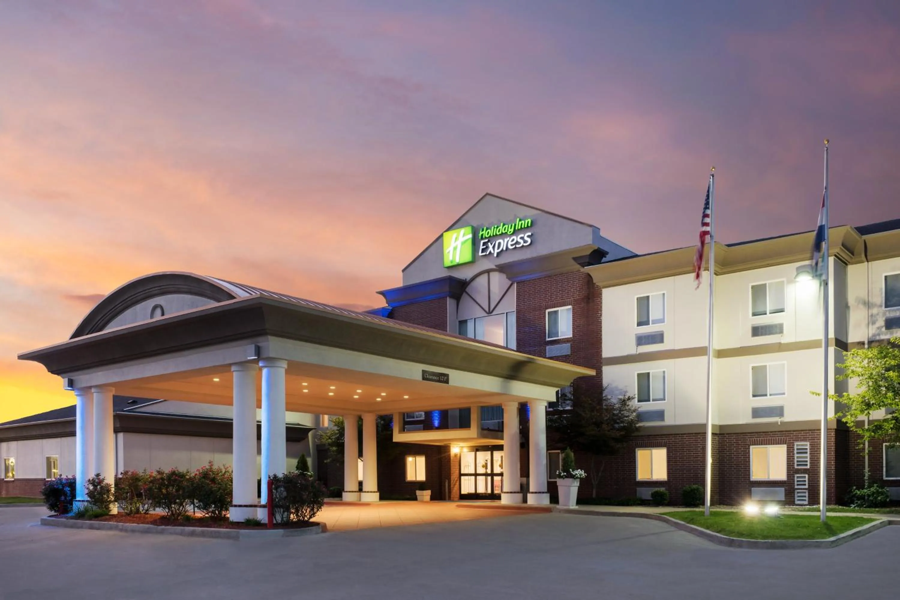 Property building in Holiday Inn Express Warrenton by IHG