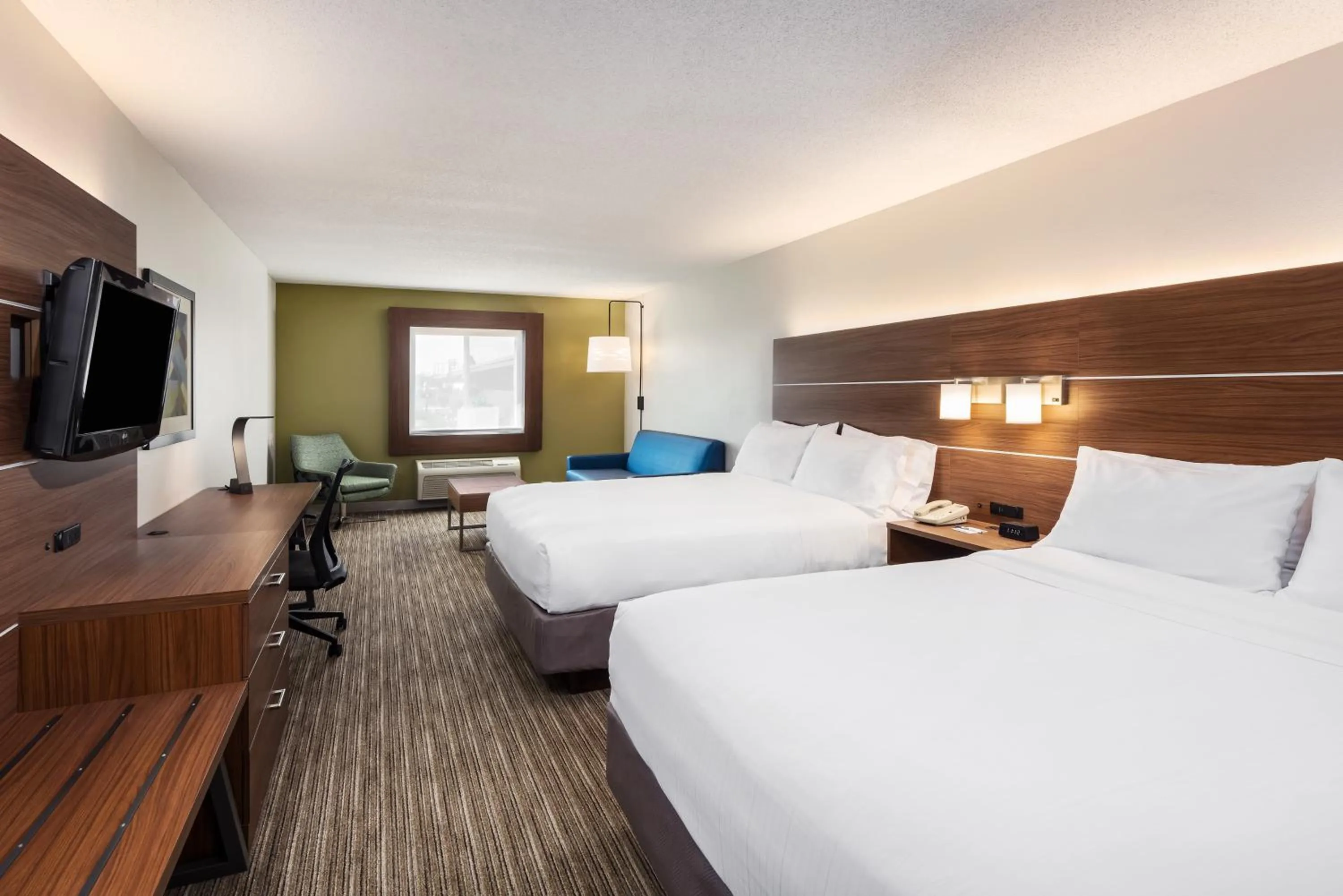 Photo of the whole room, Bed in Holiday Inn Express Warrenton by IHG