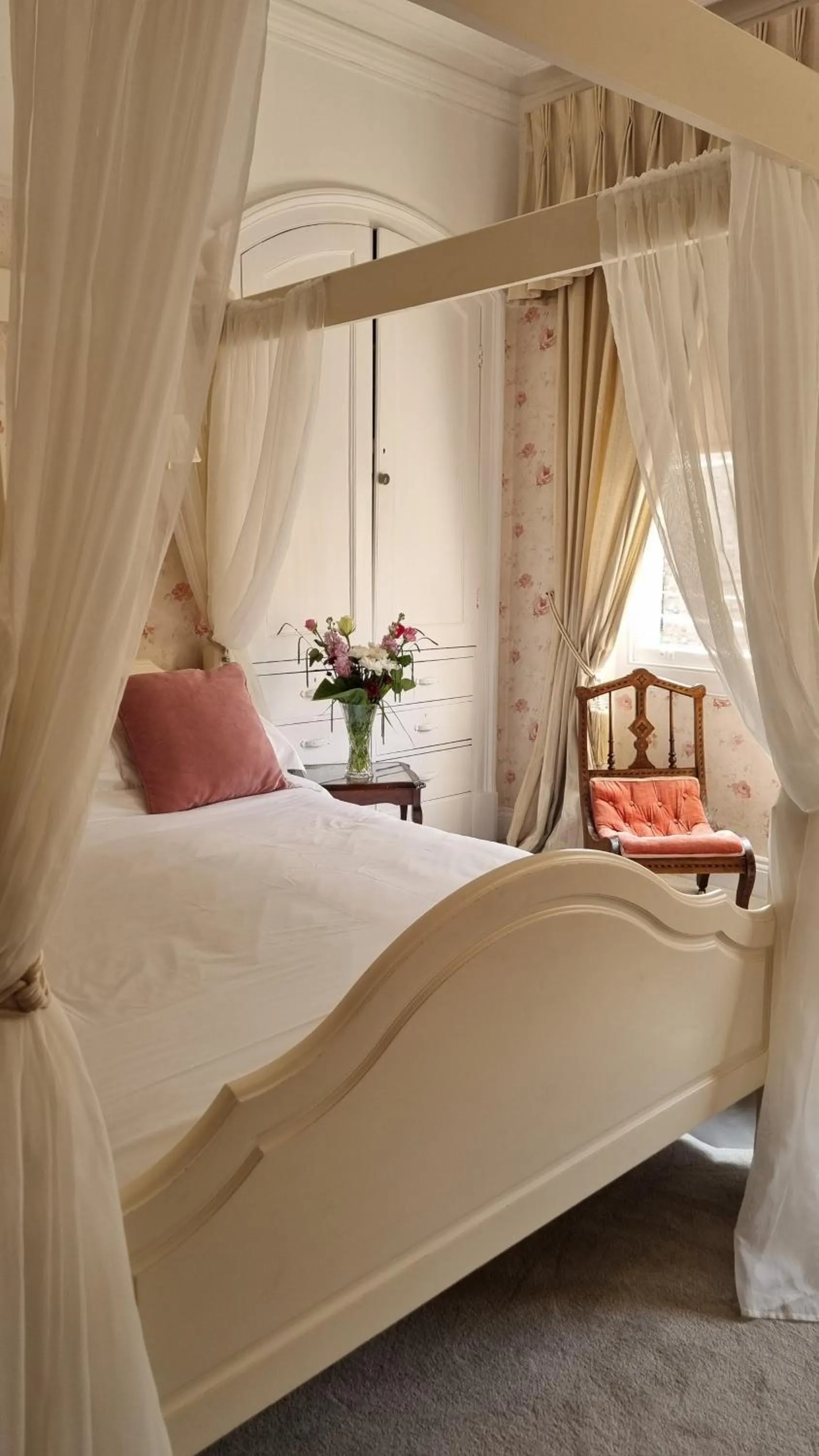 Photo of the whole room in 23 St Mary's