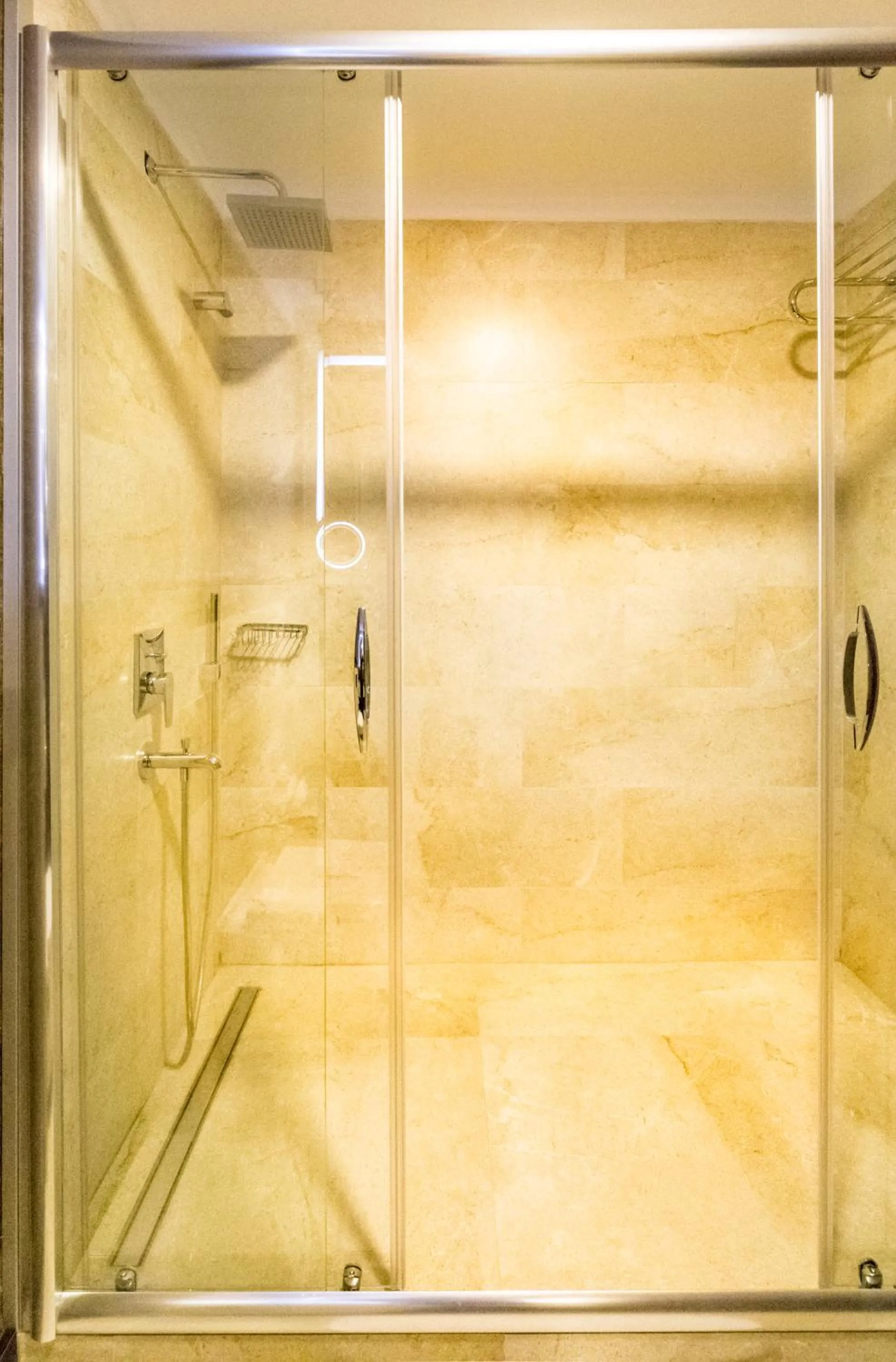 Shower in Lozengrad Hotel