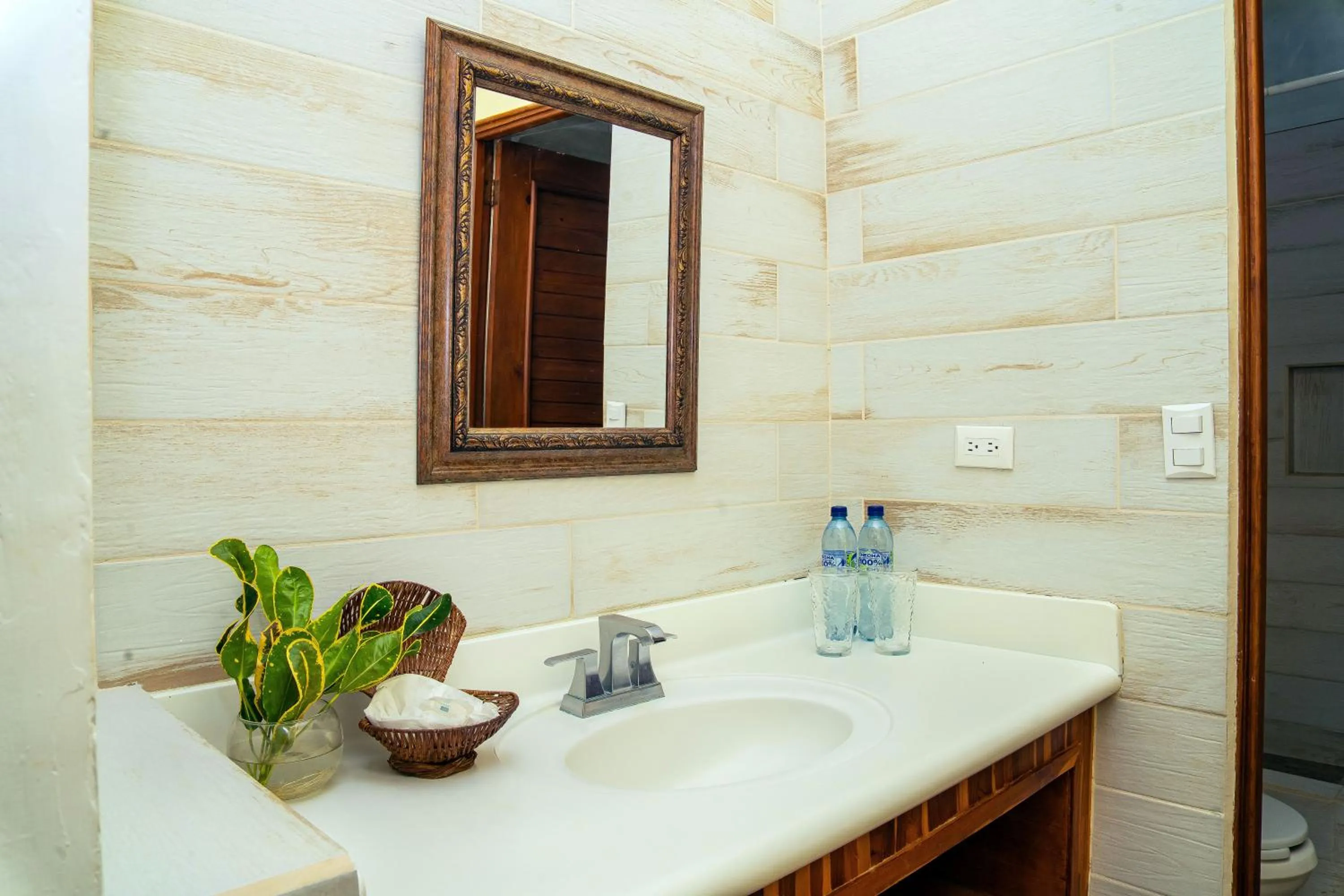 Bathroom in Banana Palms Hotel