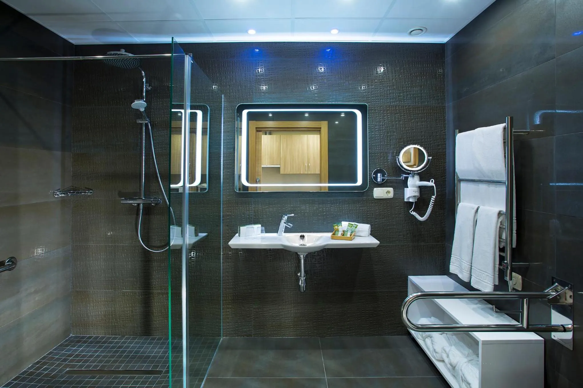 Shower in Sunset Beach Club Hotel Apartments