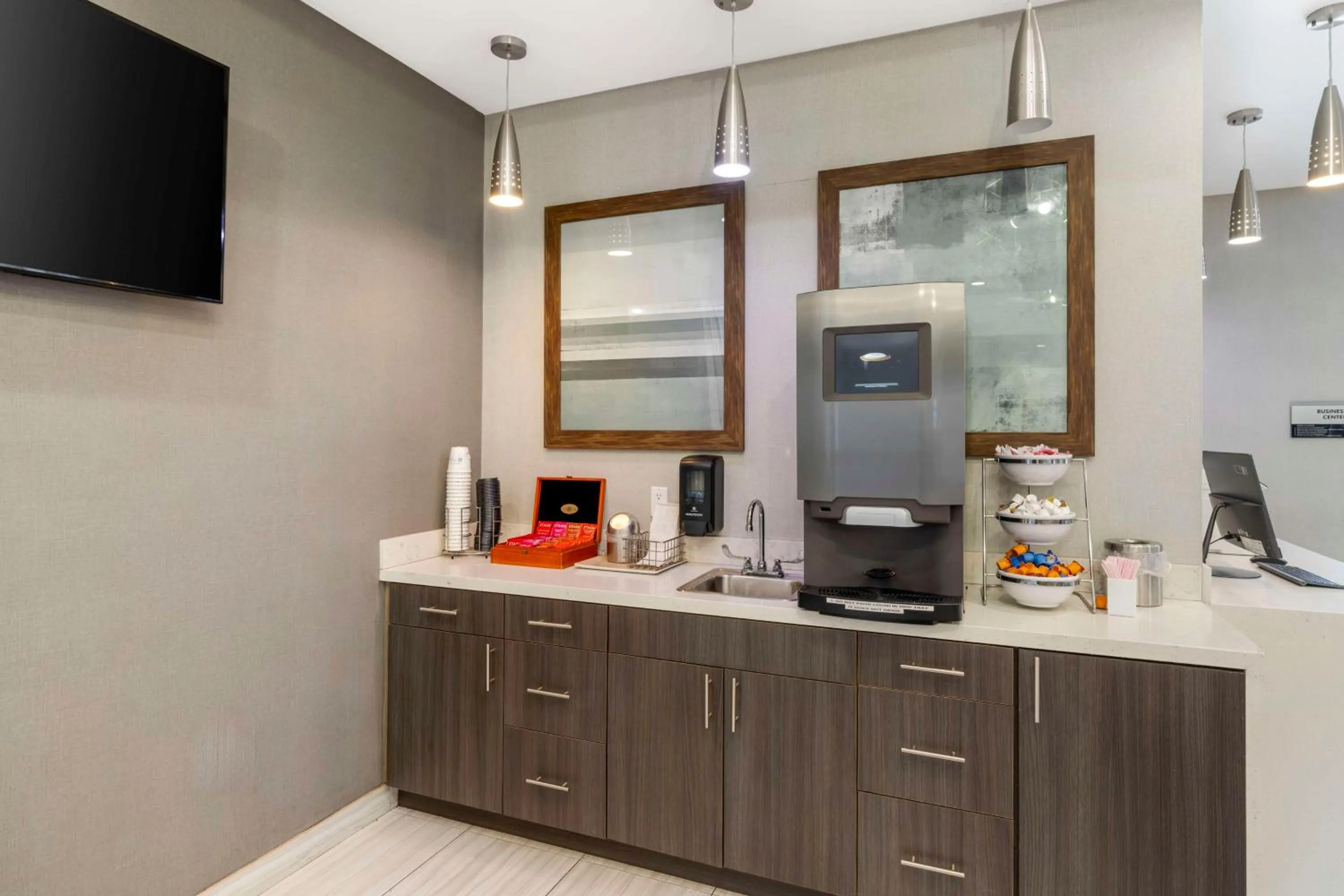 Lobby or reception in Best Western Plus Gardena-Los Angeles Inn & Suites