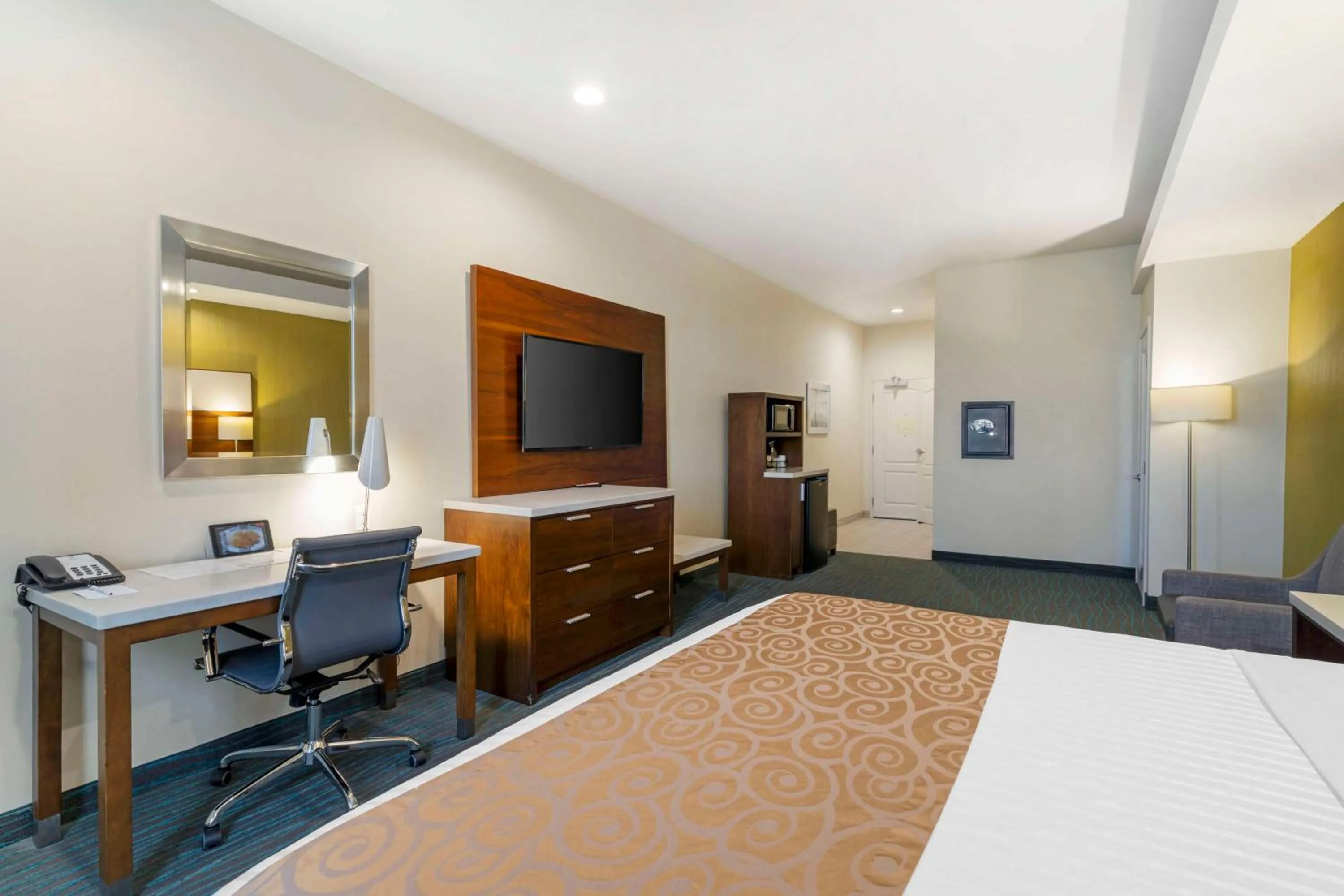 Bedroom, Bed in Best Western Plus Gardena-Los Angeles Inn & Suites