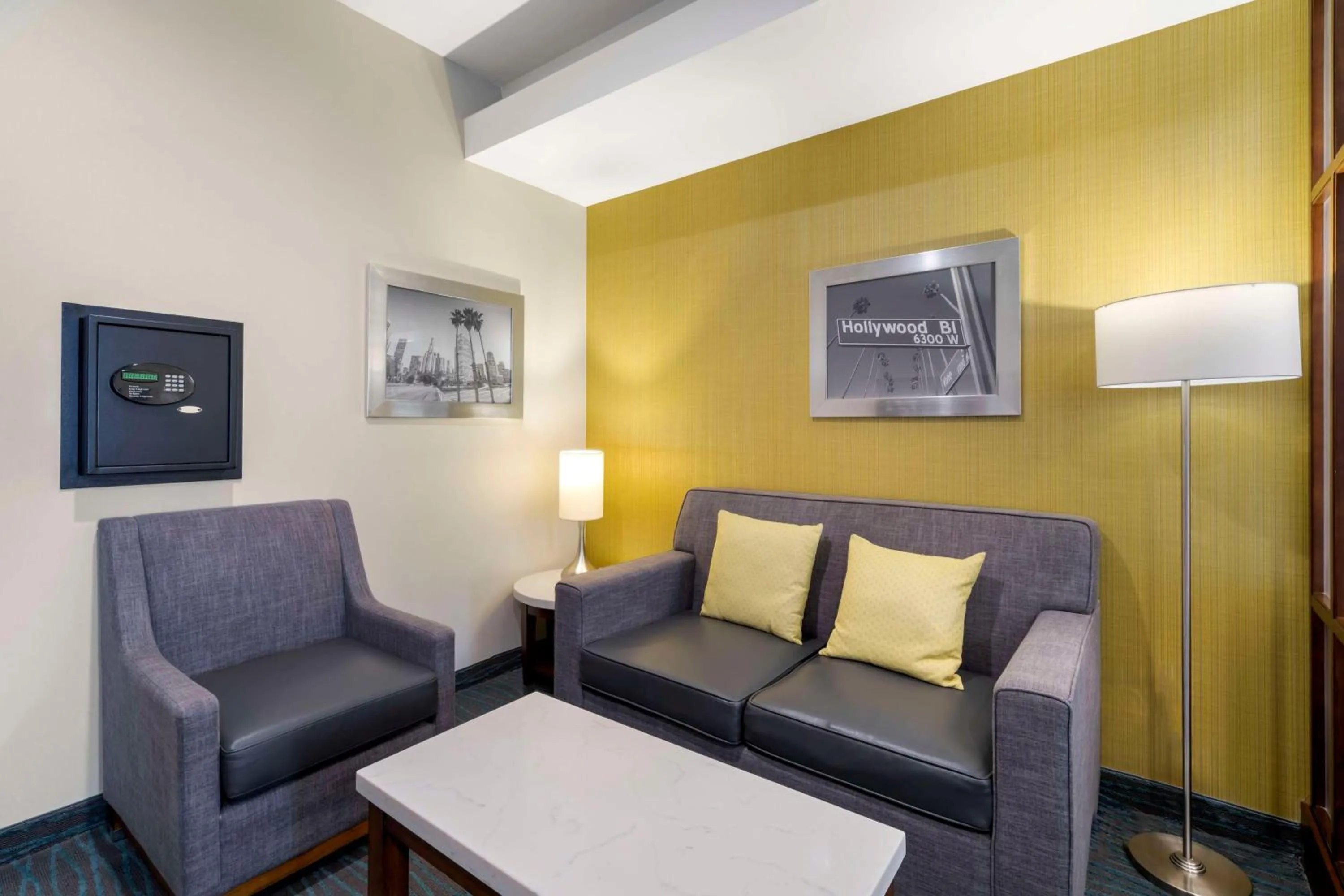 Bedroom in Best Western Plus Gardena-Los Angeles Inn & Suites