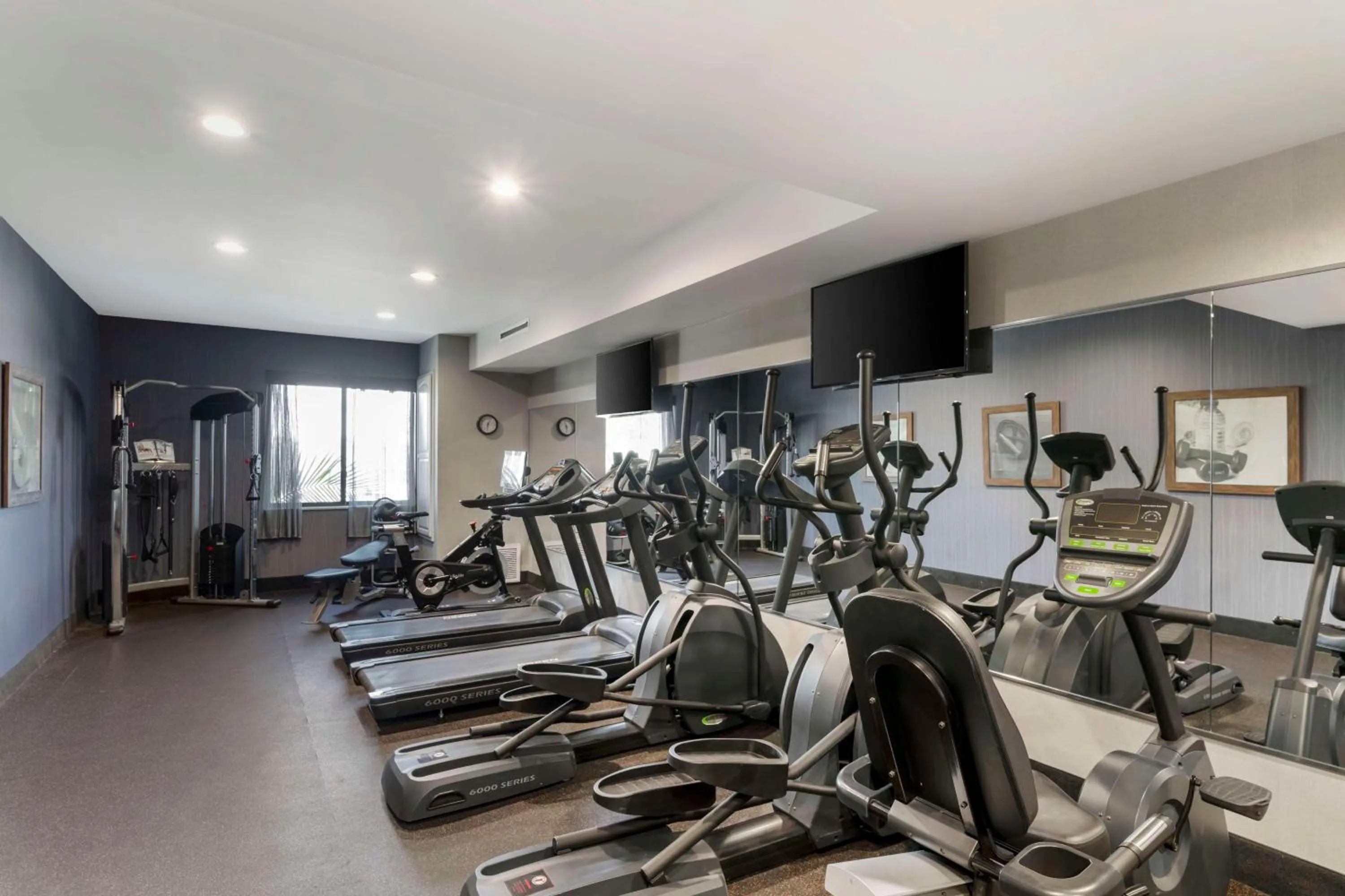 Fitness centre/facilities in Best Western Plus Gardena-Los Angeles Inn & Suites
