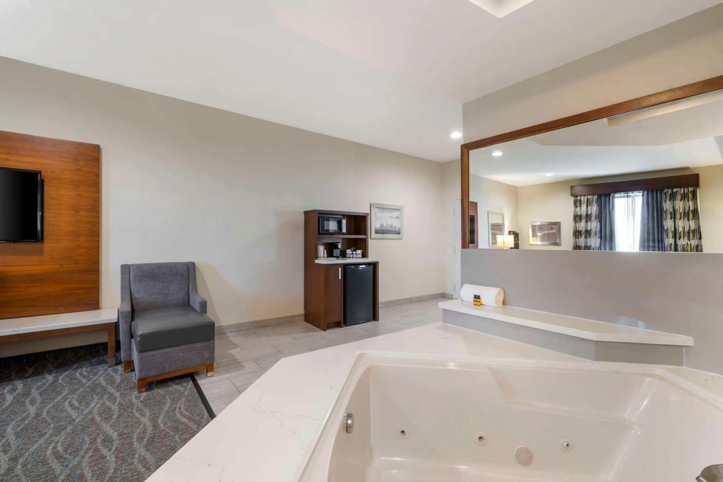 Bedroom in Best Western Plus Gardena-Los Angeles Inn & Suites