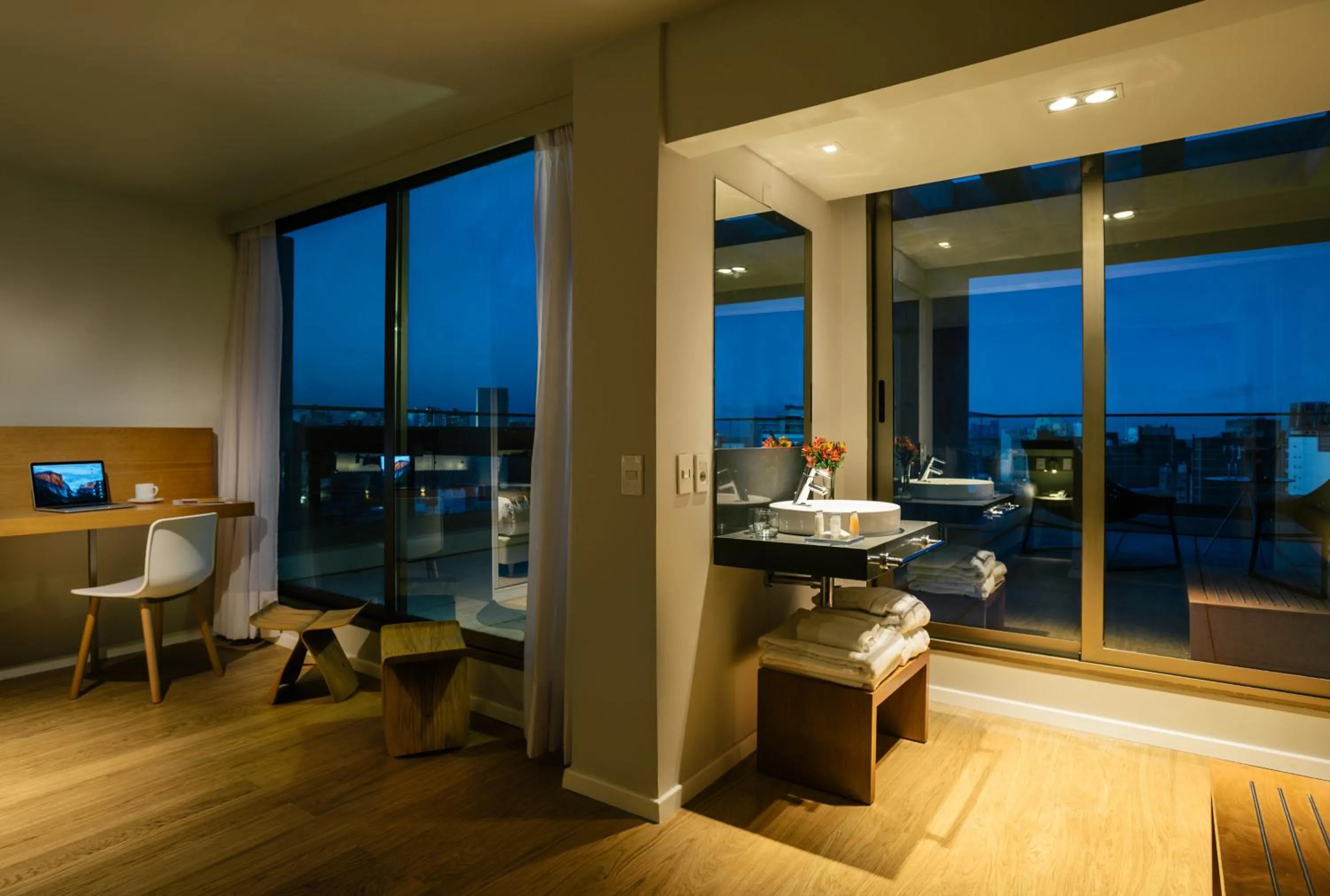 Photo of the whole room in Own Montevideo