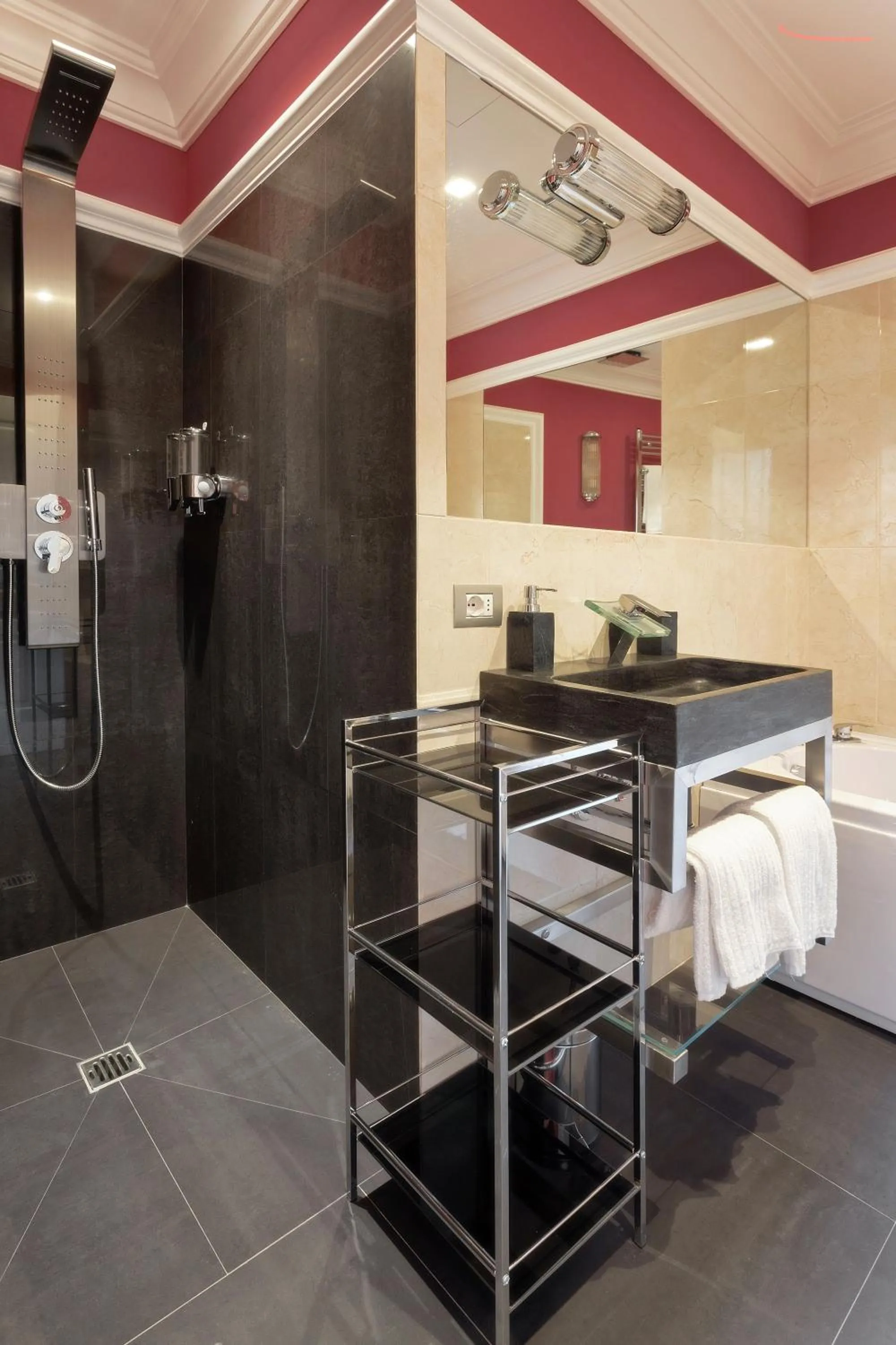Shower in La Maison du Sage