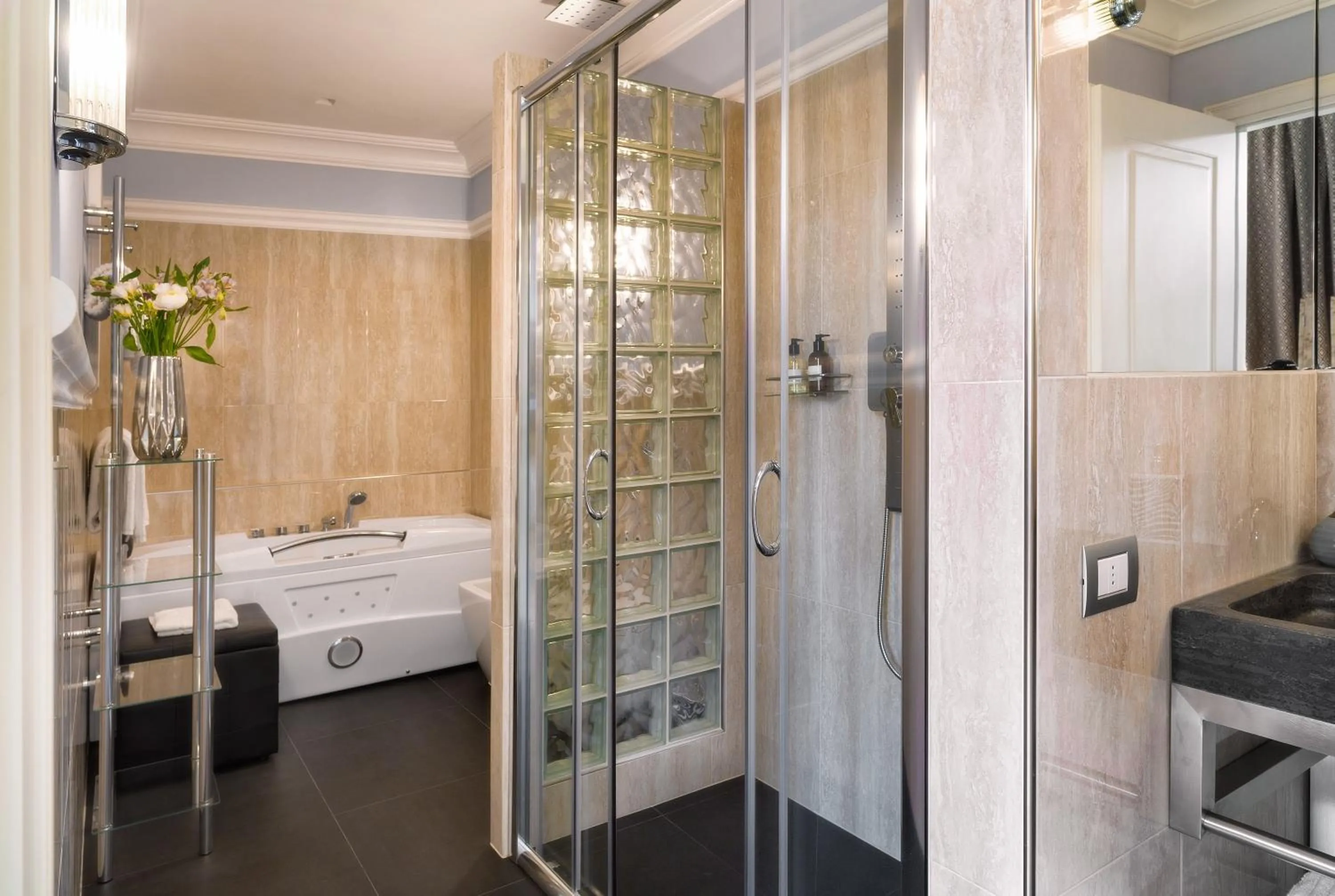 Shower, Bed in La Maison du Sage