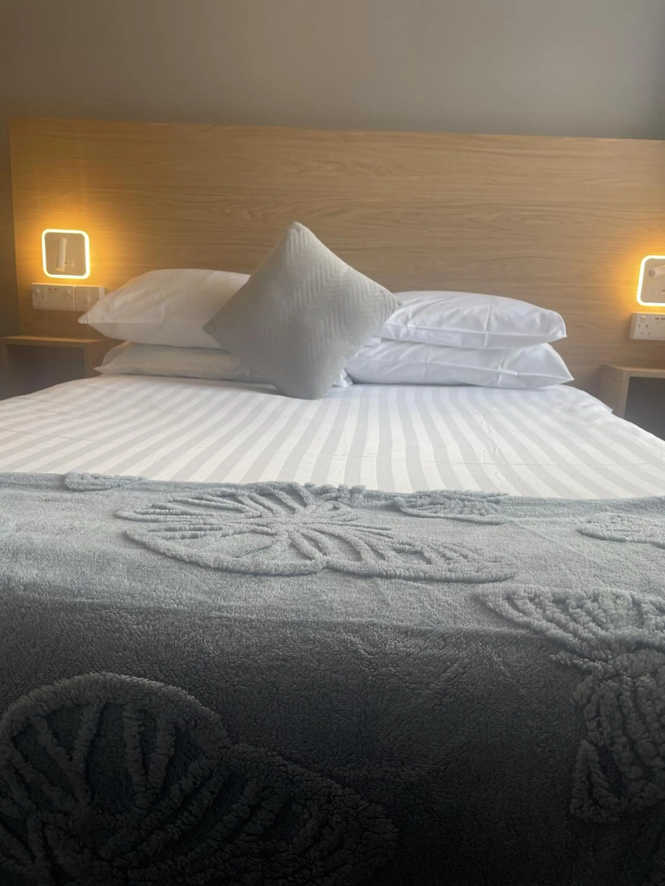 Bedroom, Bed in Diamonds Inn