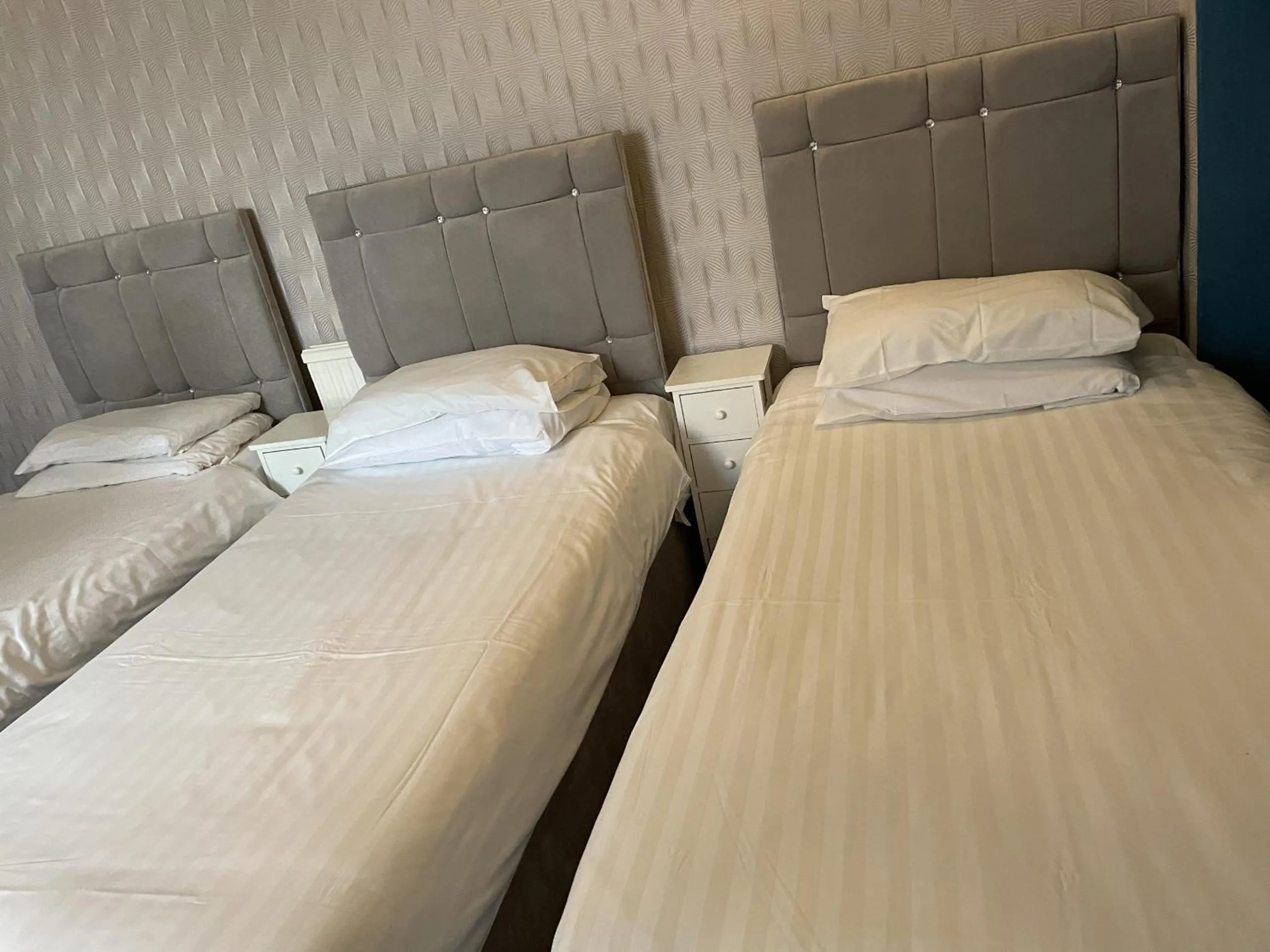 Bedroom, Bed in Diamonds Inn