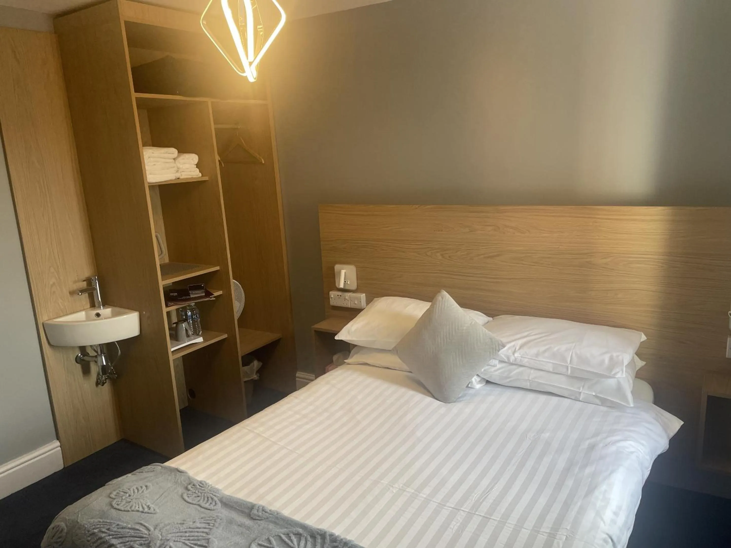 Bedroom, Bed in Diamonds Inn