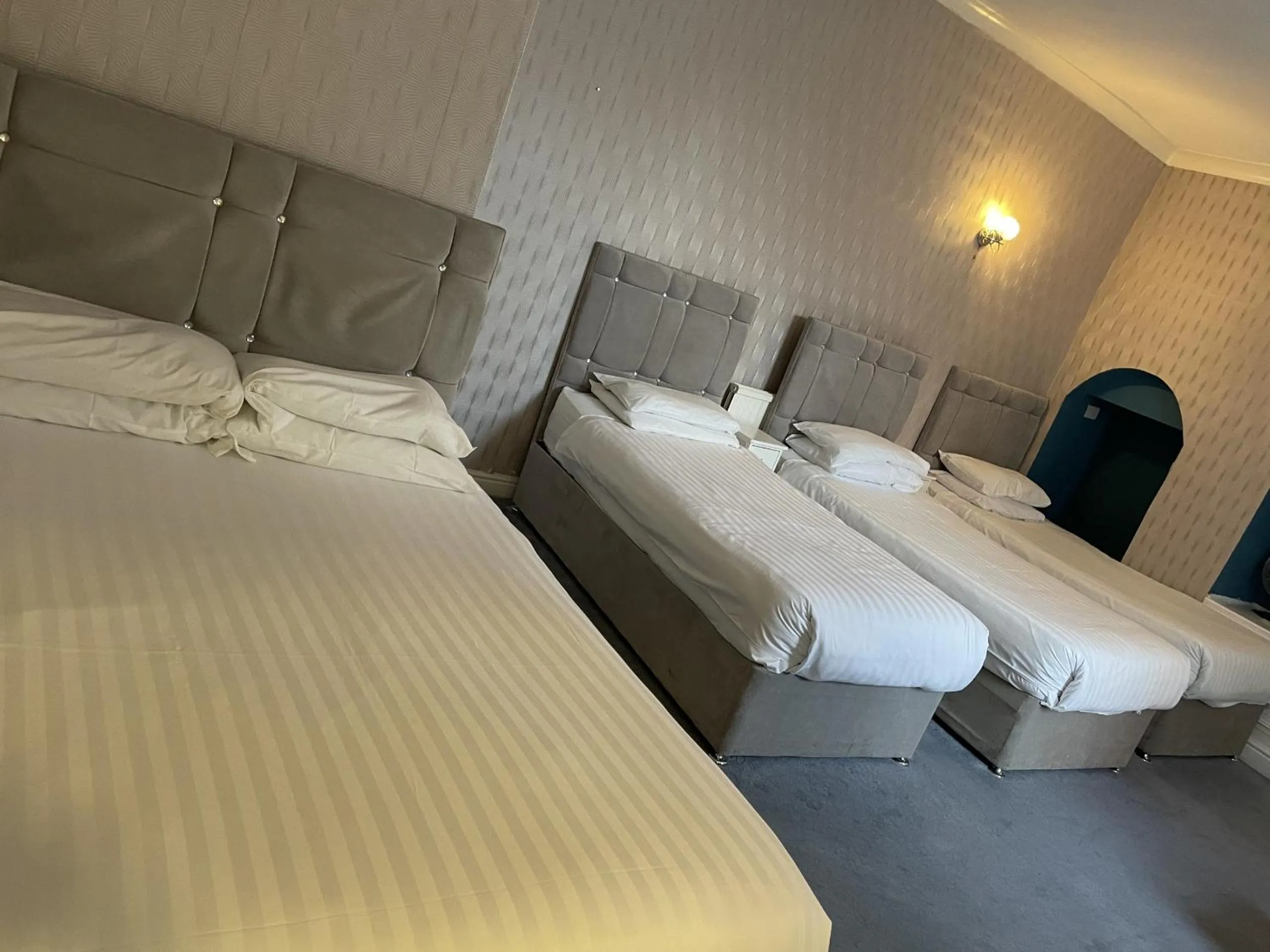 Bathroom, Bed in Diamonds Inn