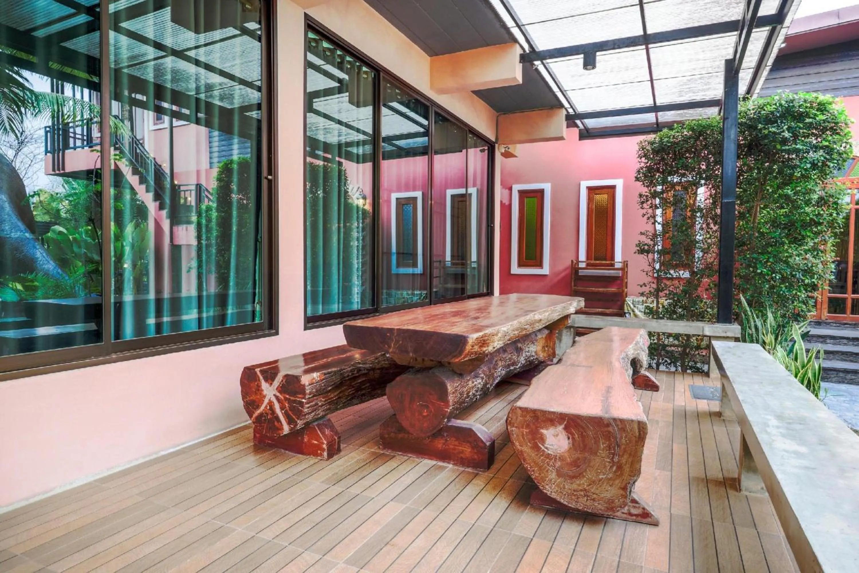 Restaurant/places to eat in Capital O 727 Be One Resort