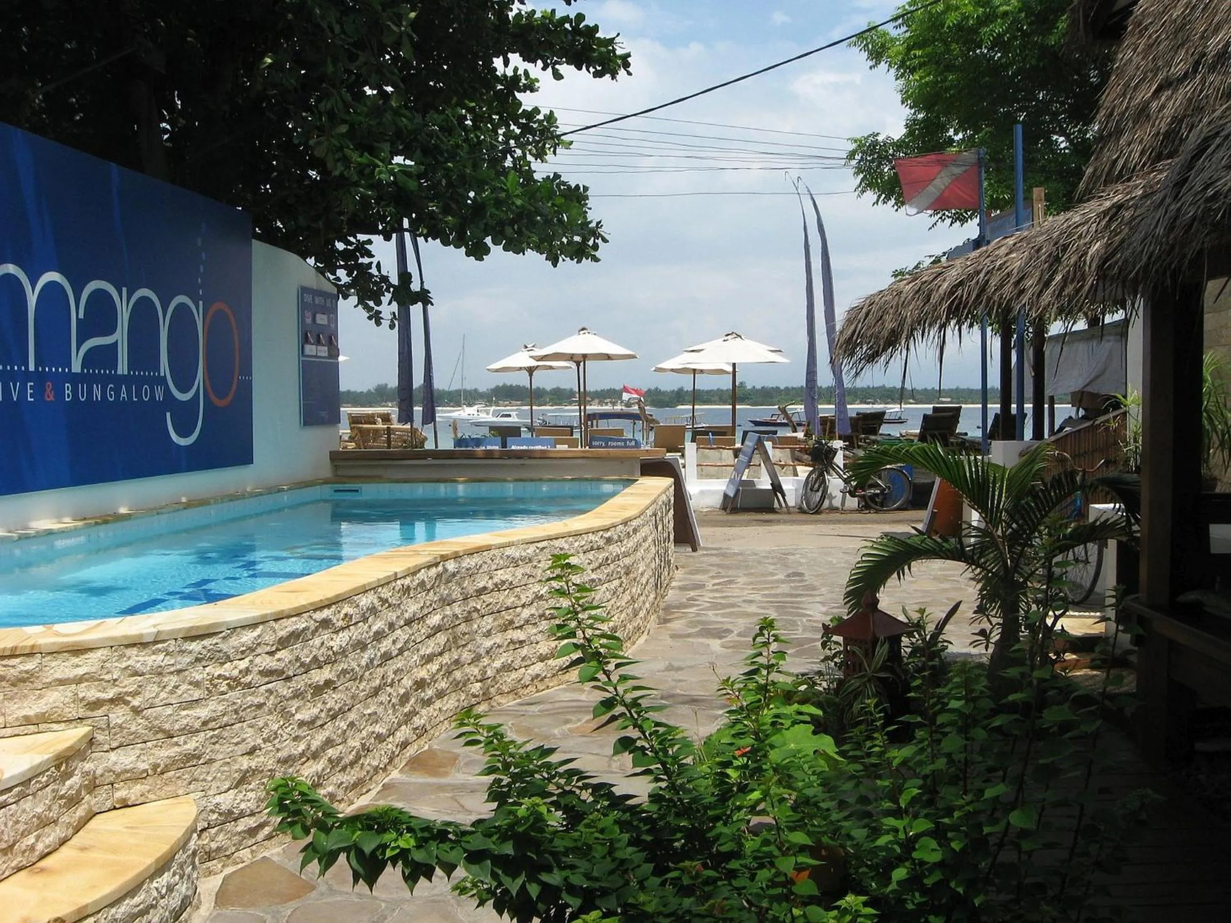 Swimming pool in Mango Dive & Bungalow
