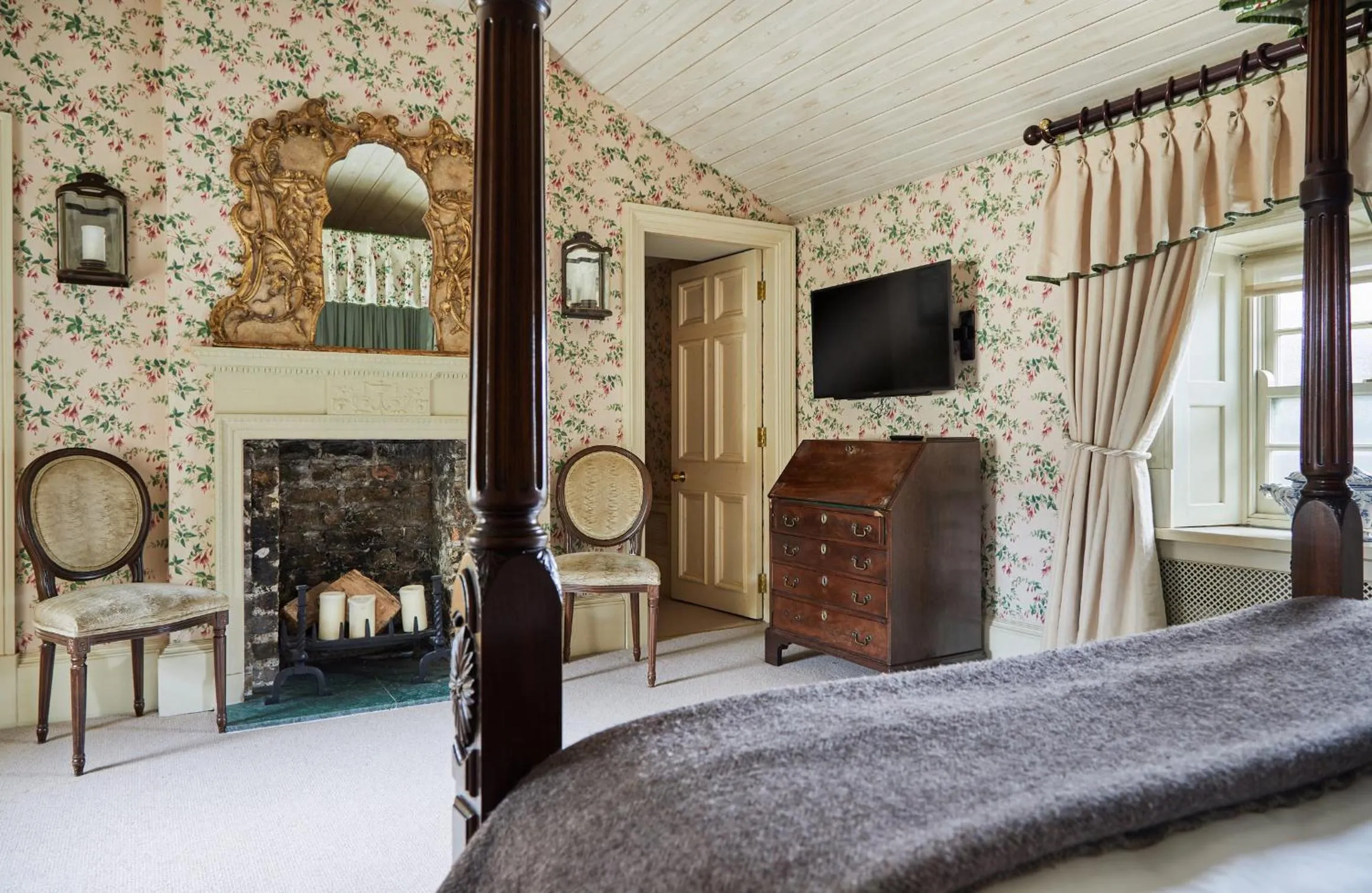 Bed in Cliff at Lyons