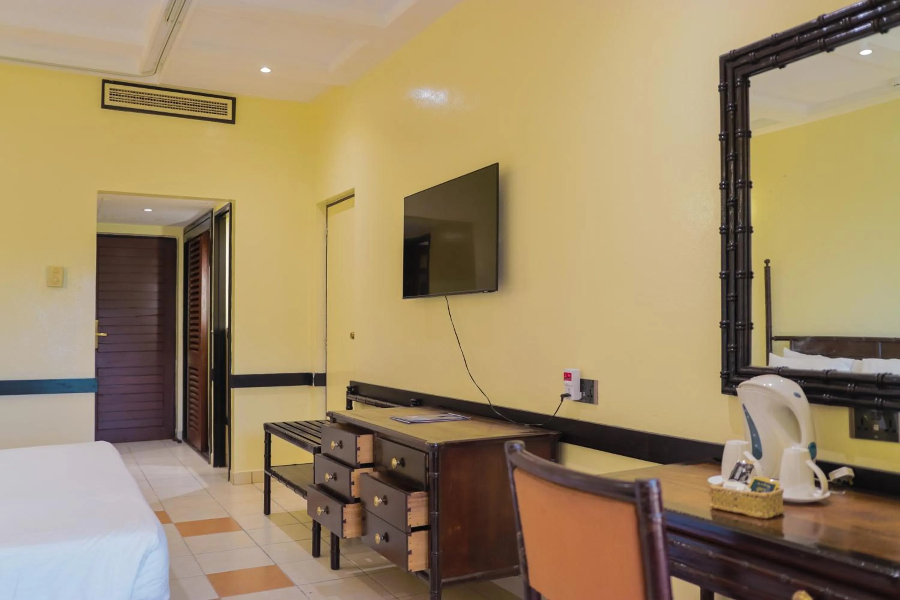 Bedroom, Bed in Mombasa Continental Resort